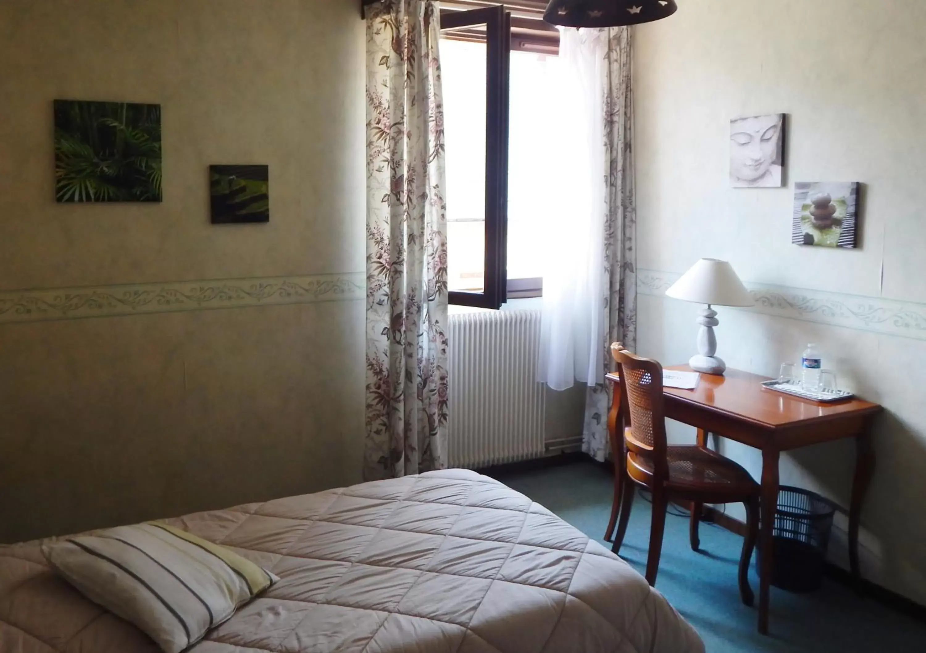 Bathroom, Bed in Hotel Restaurant Le Cygne