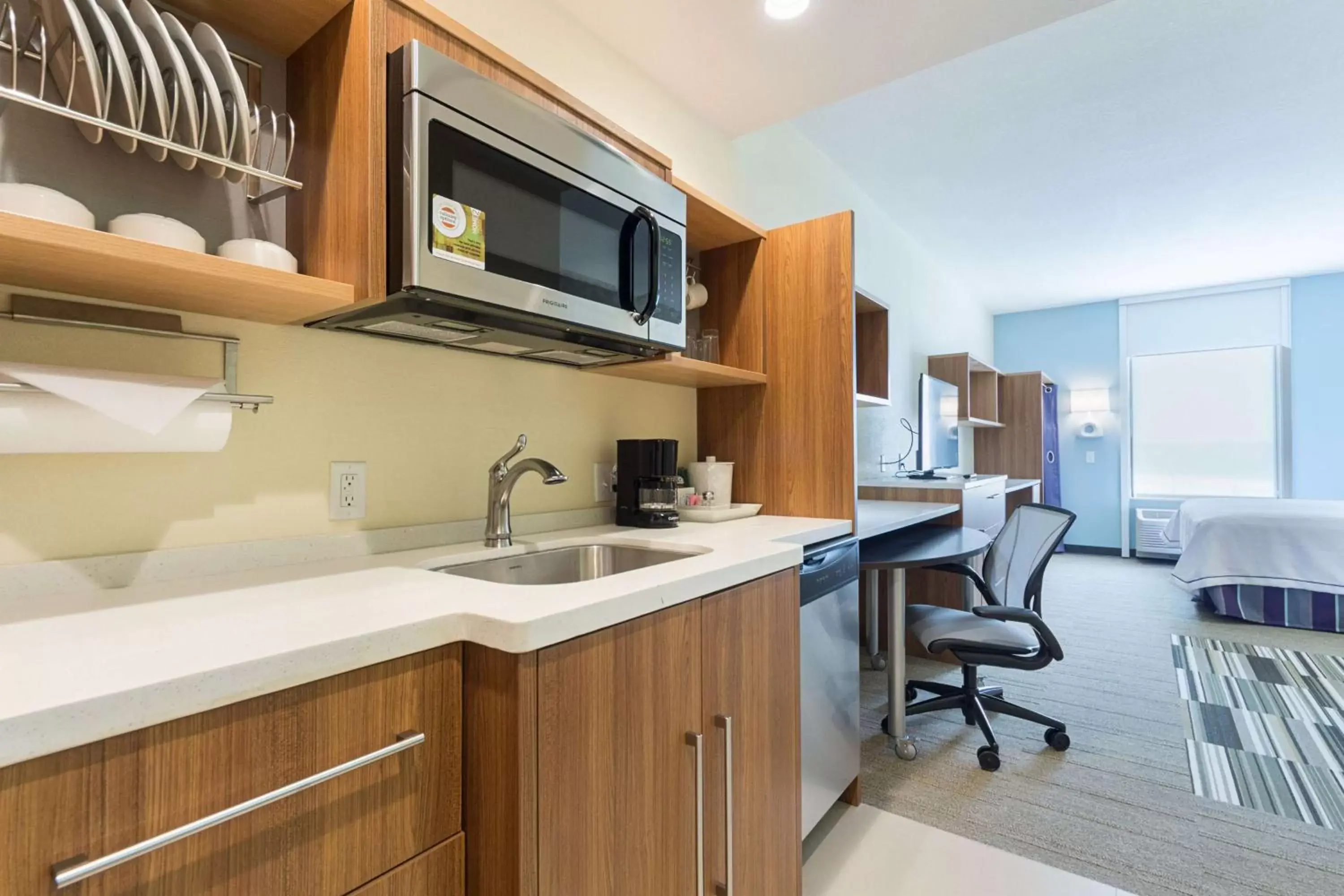 Photo of the whole room, Kitchen/Kitchenette in Home2 Suites By Hilton Oklahoma City Yukon