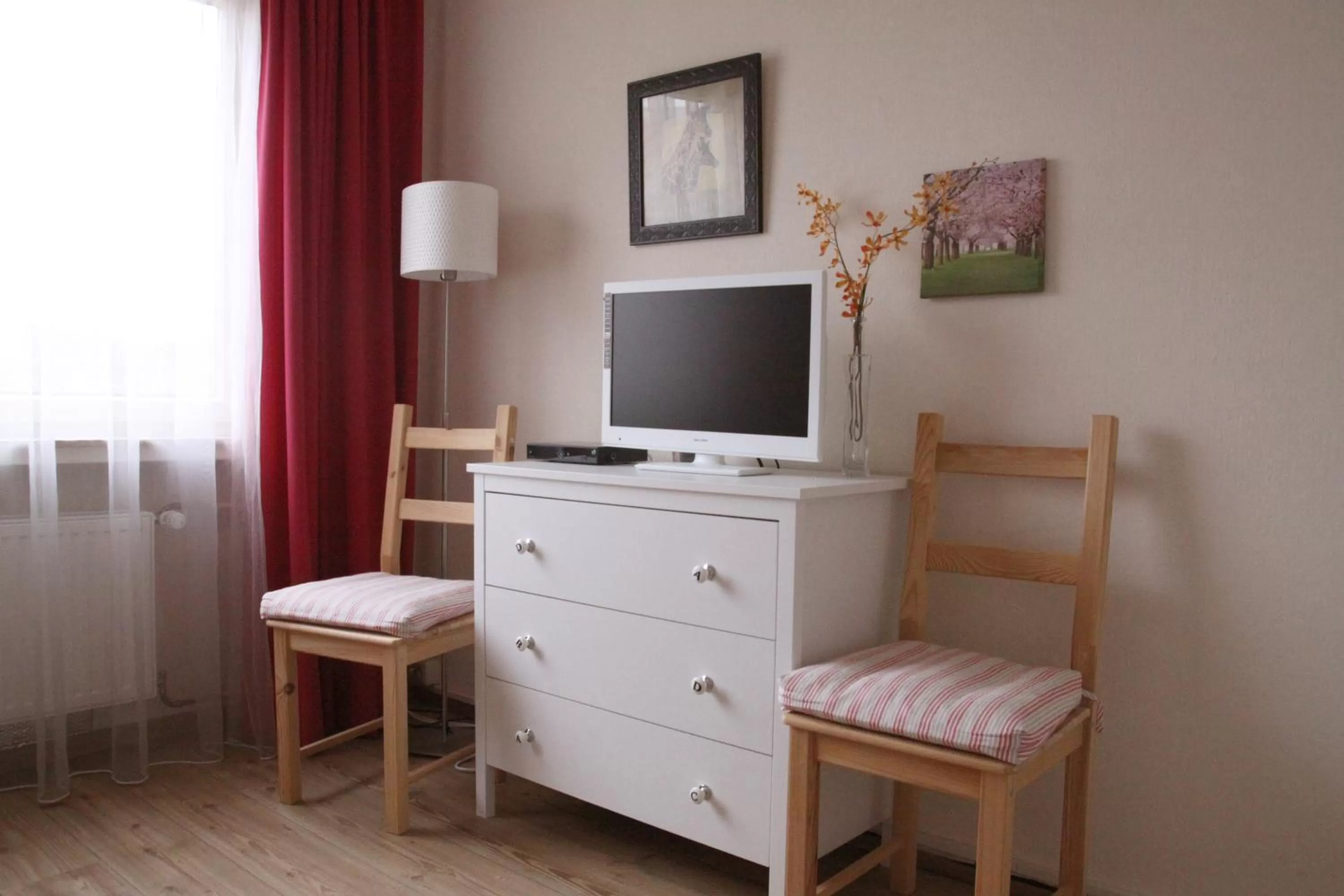 Photo of the whole room, TV/Entertainment Center in B&B Orchidee