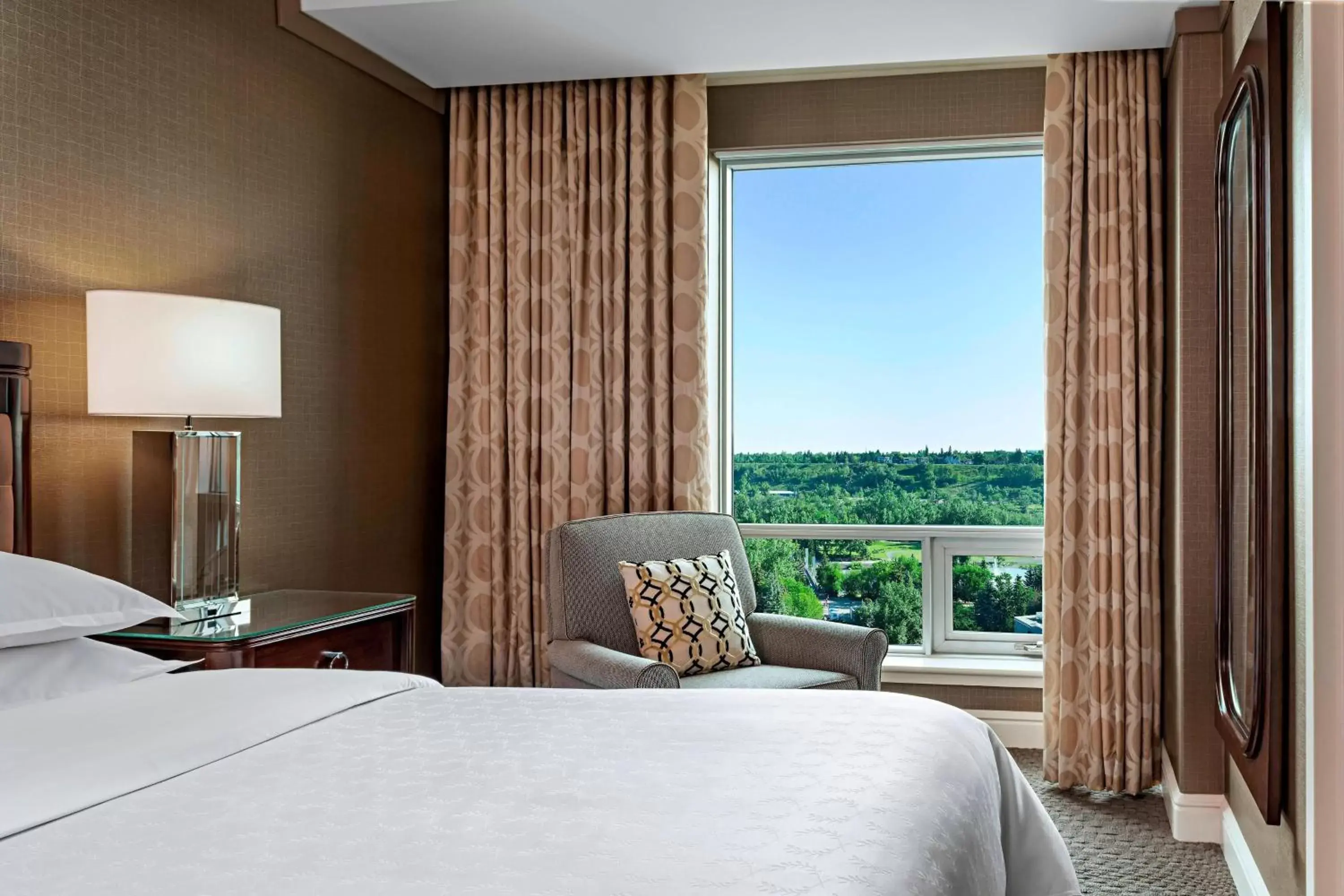 Photo of the whole room, Bed in Sheraton Suites Calgary Eau Claire