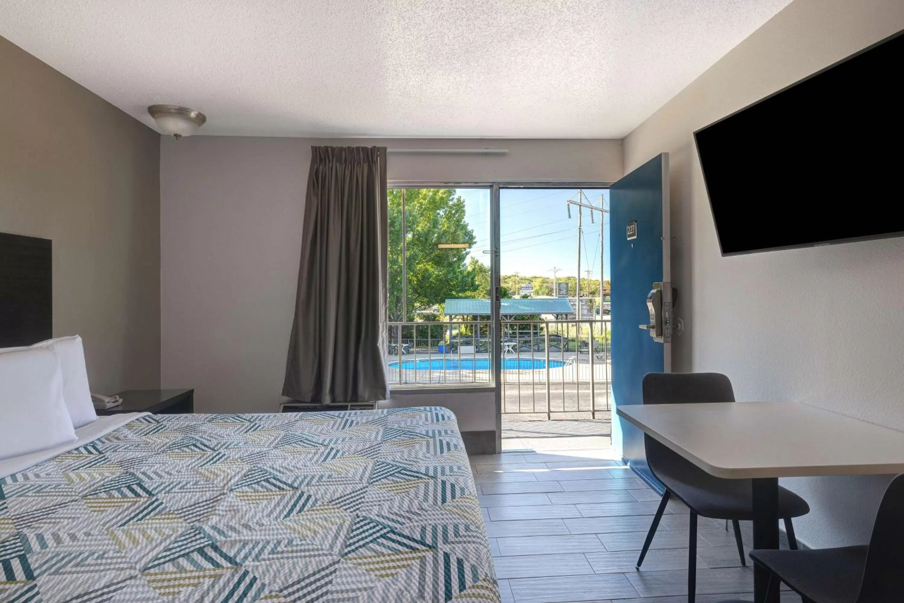 Bedroom, Bed in Crestview Inn