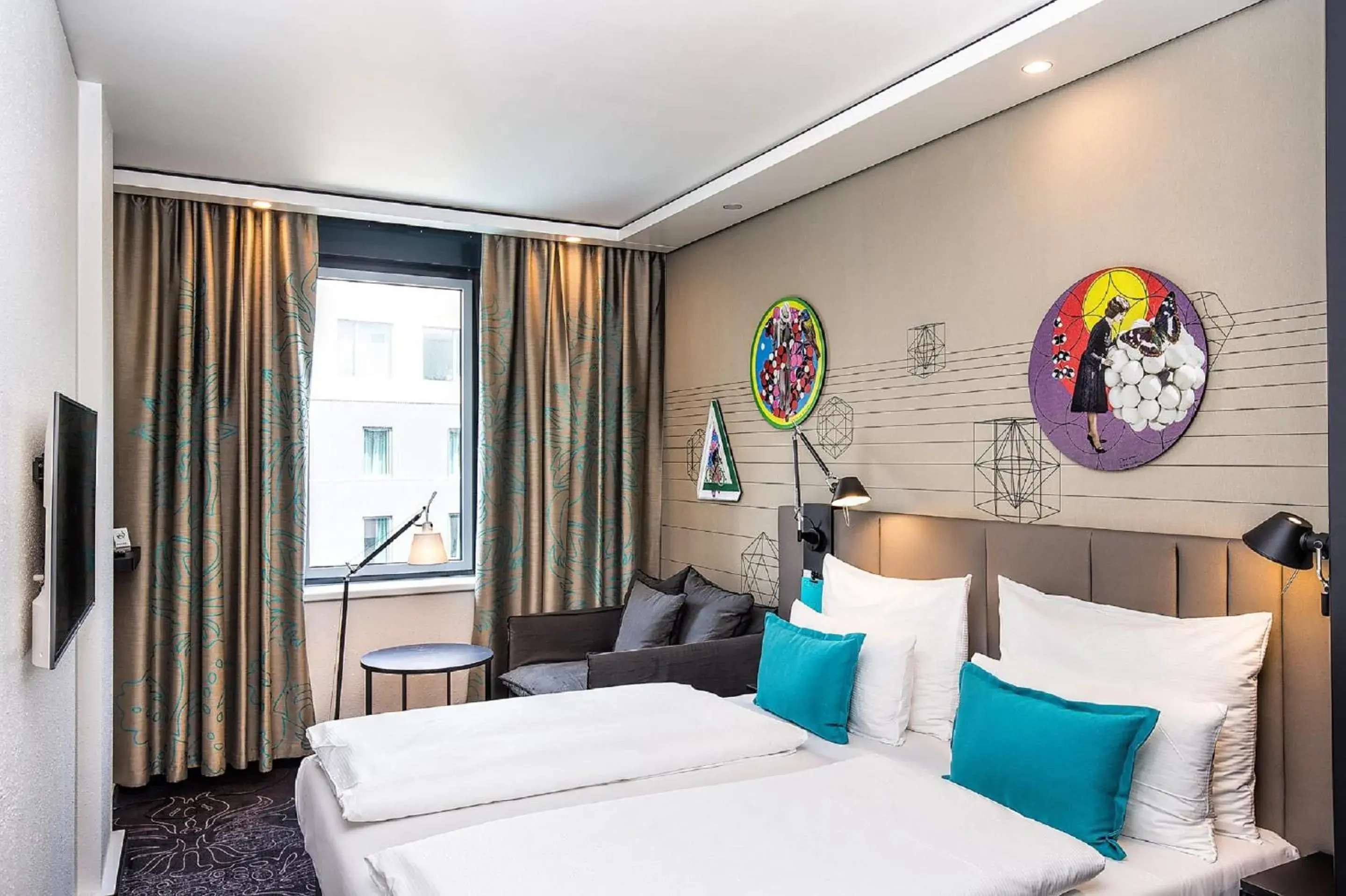 Photo of the whole room, Bed in Motel One Wien Westbahnhof