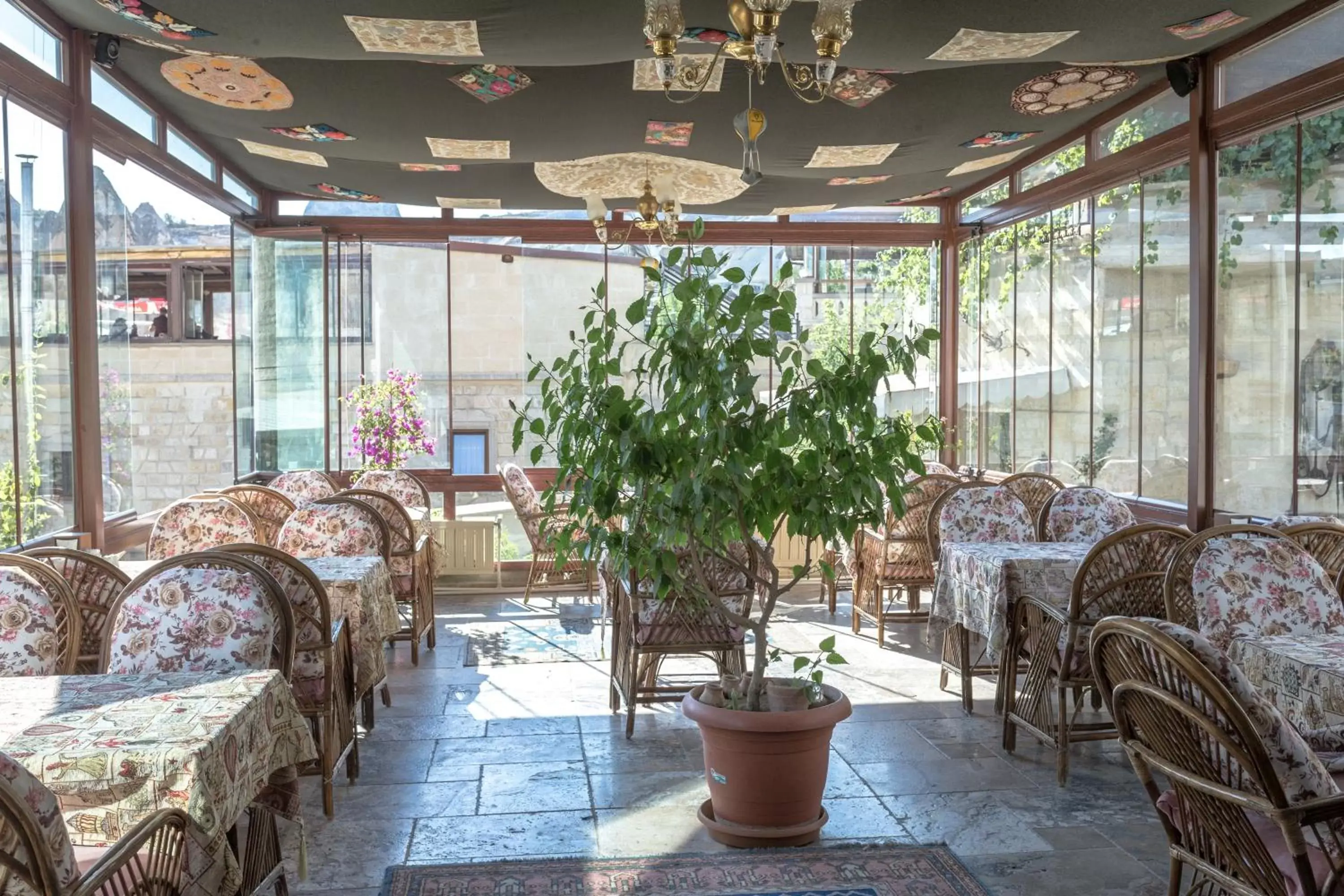 Restaurant/places to eat in Hidden Cave Hotel Restaurant/places to eat in Hidden Cave Hotel