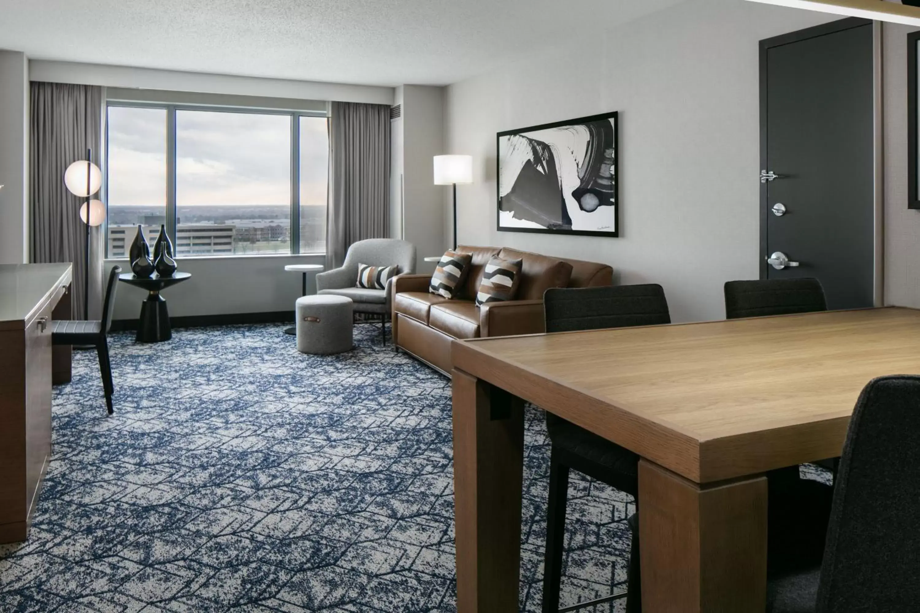 Photo of the whole room, Dining Area in Sheraton Overland Park Hotel at the Convention Center