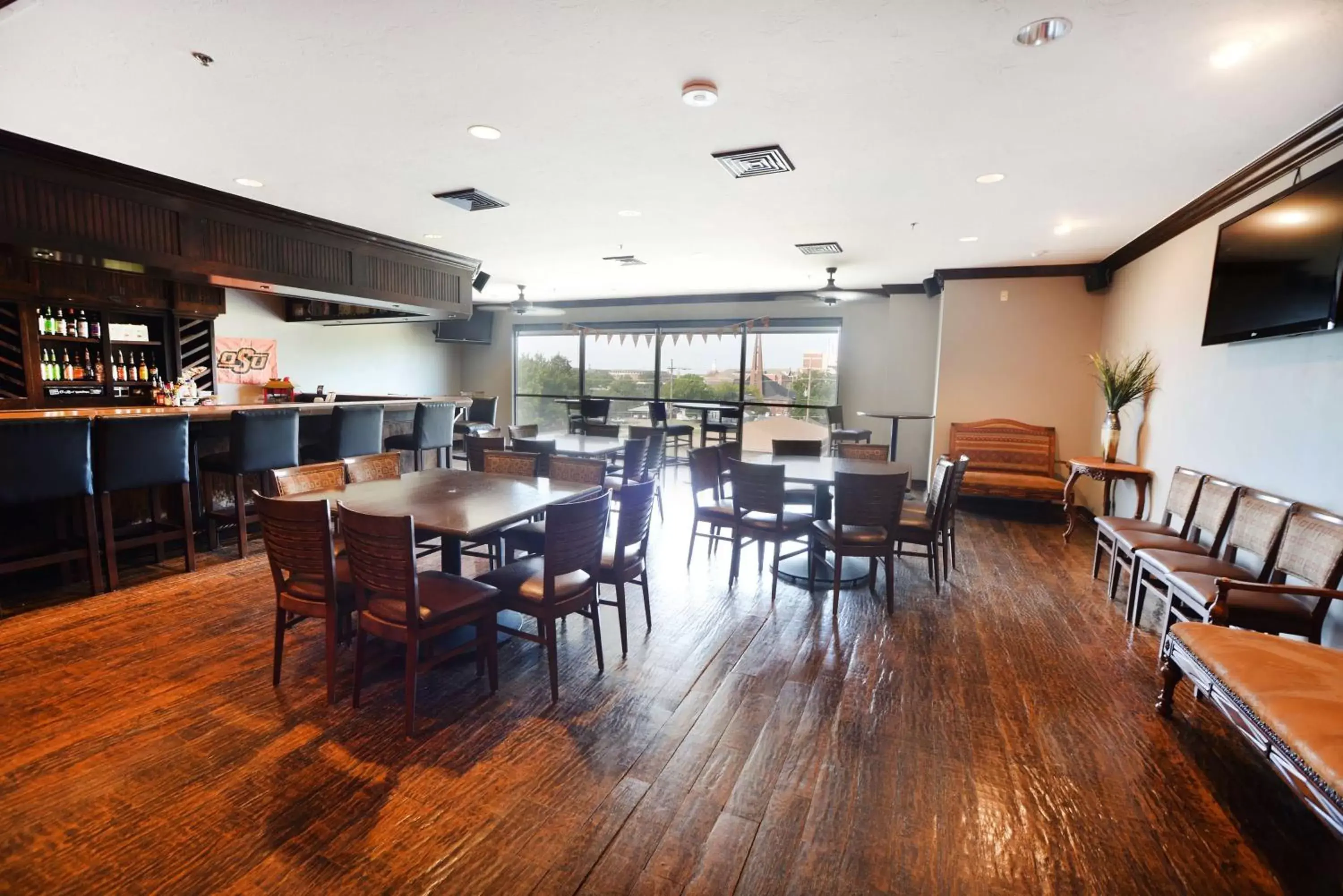 Lounge or bar, Restaurant/Places to Eat in Best Western PLUS Cimarron Hotel & Suites