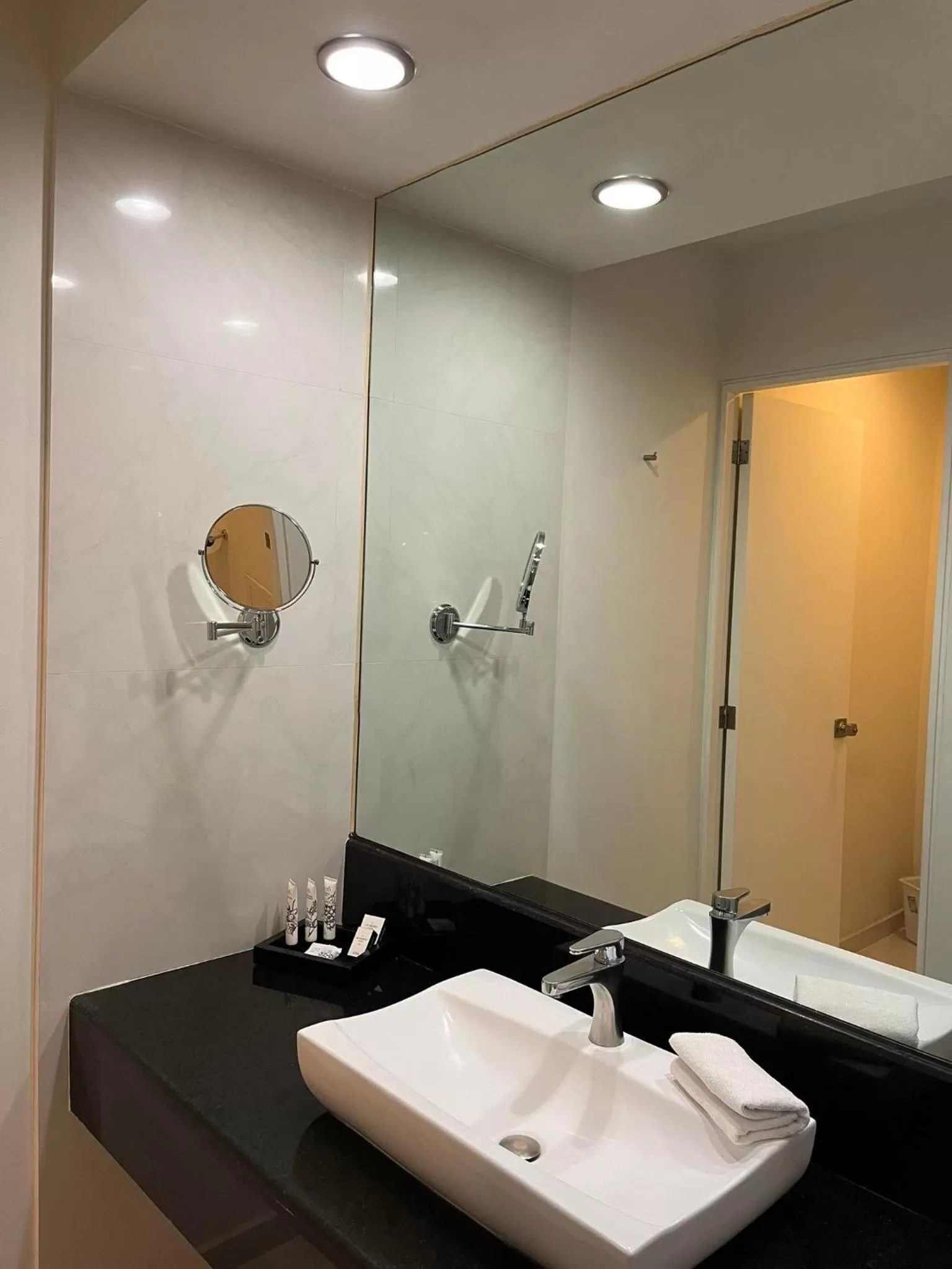 Shower in Zújmú Business Boutique Hotel