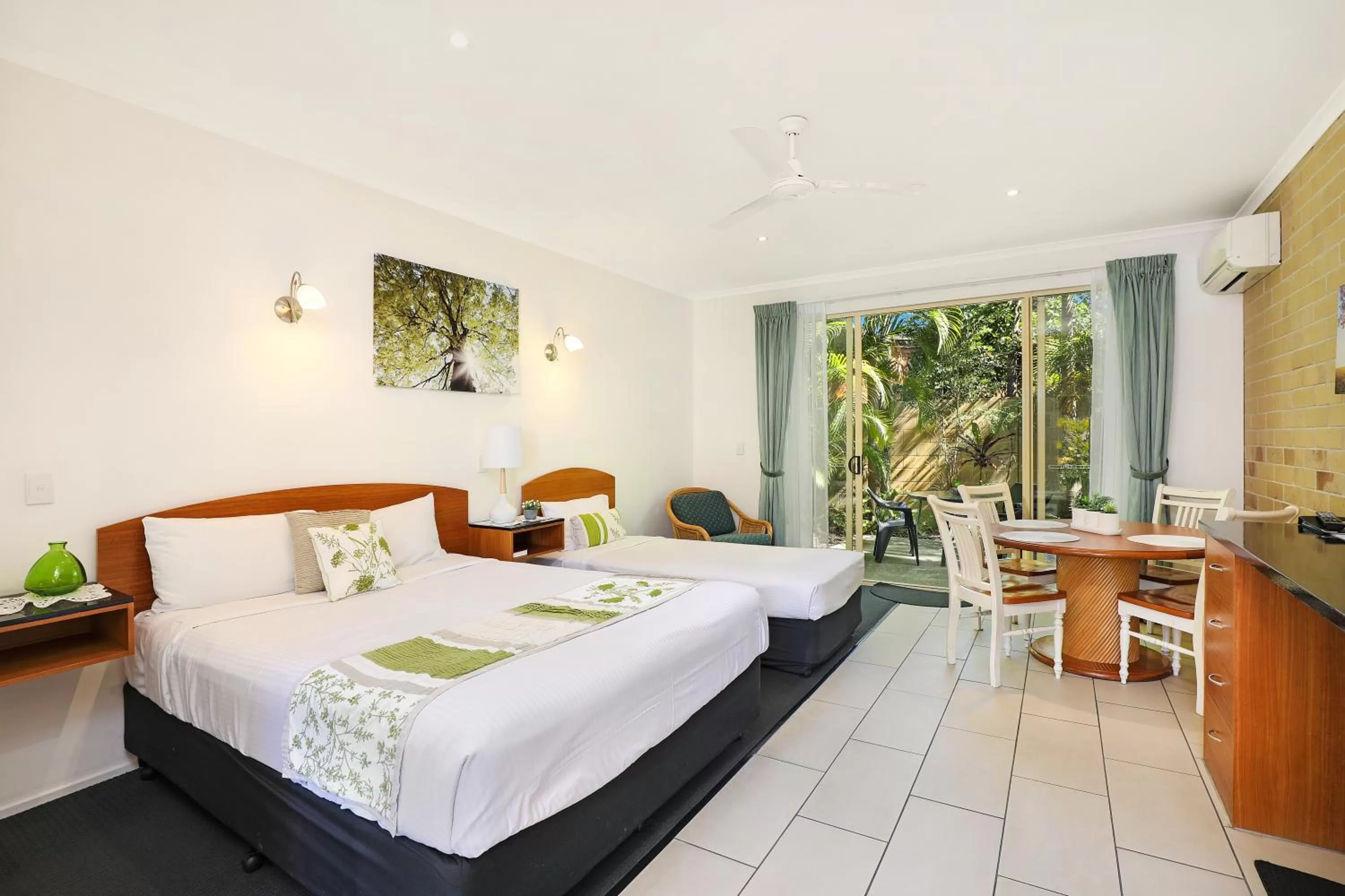 Patio, Bed in Caboolture Riverlakes Boutique Motel