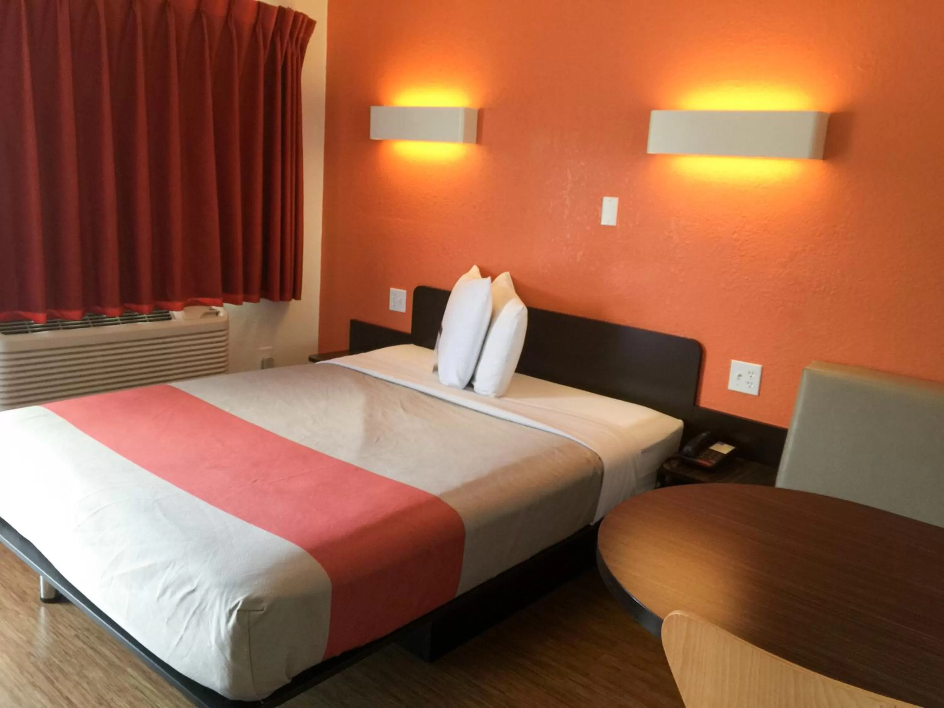 Bedroom, Bed in Motel 6-Ardmore, OK