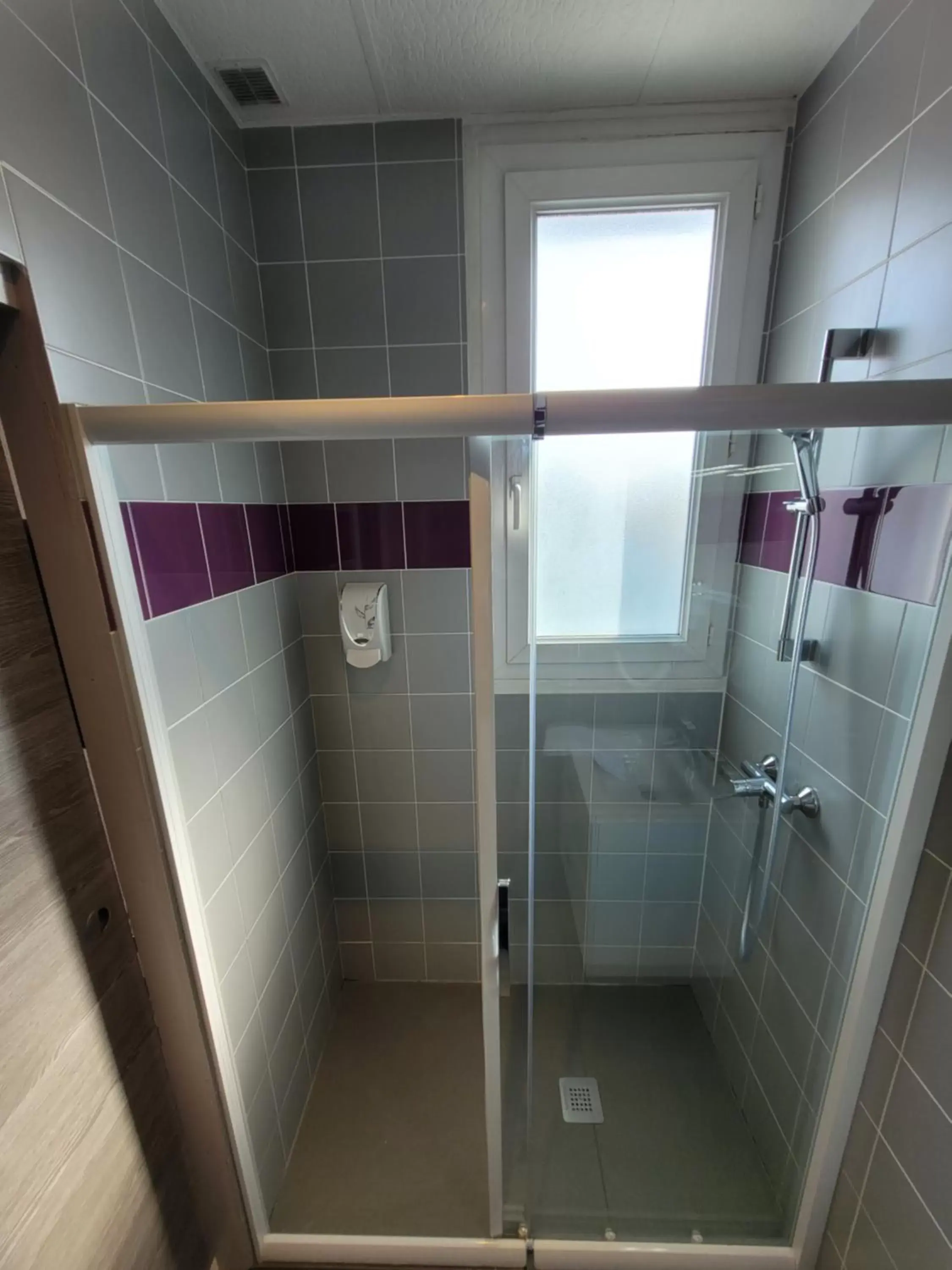 Shower, Bathroom in Hotel Aragon