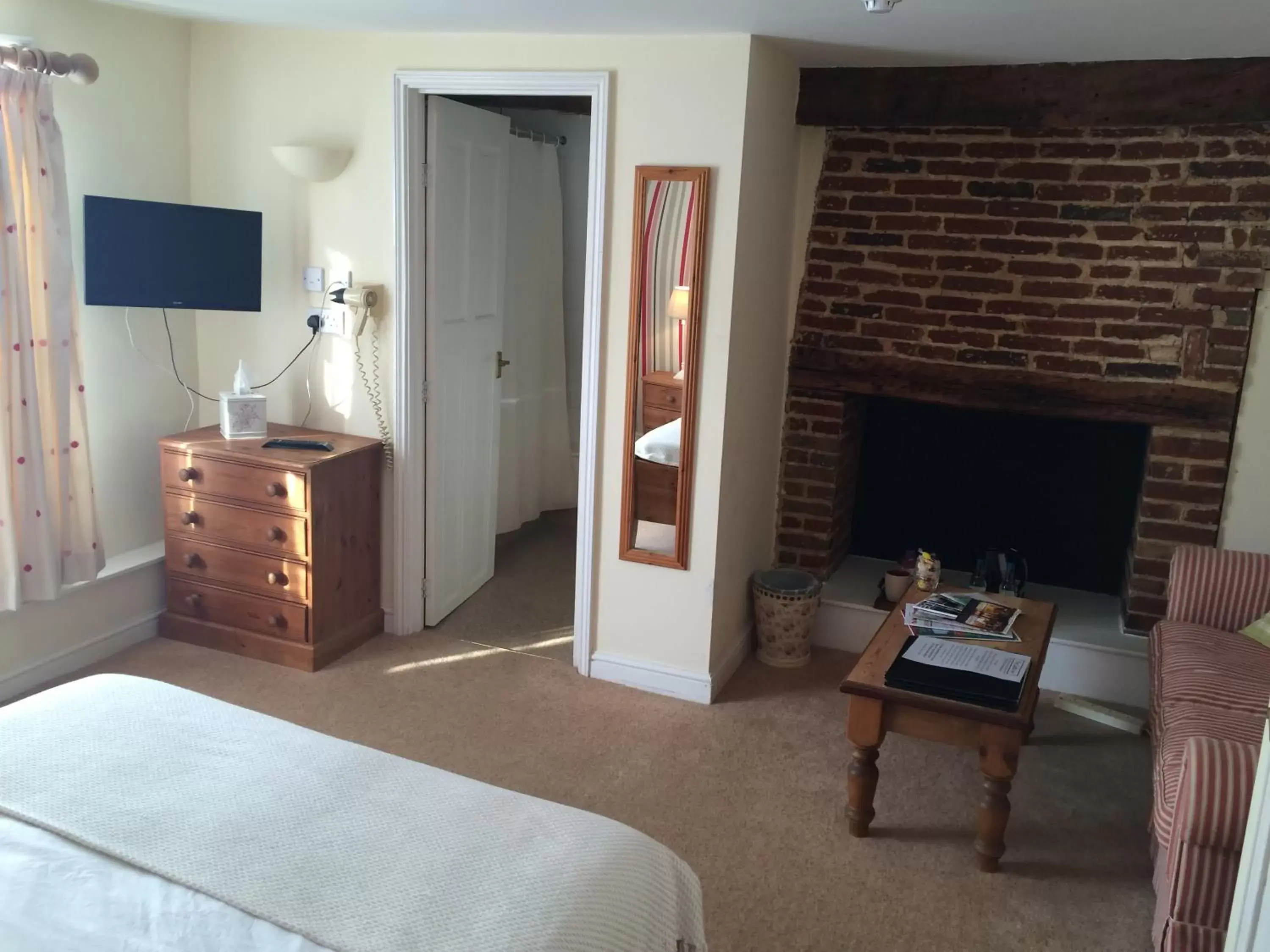 Bathroom, TV/Entertainment Center in The Castle Inn