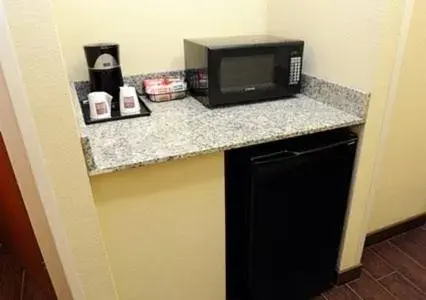 Coffee/tea facilities, TV/Entertainment Center in Comfort Suites near Tanger Outlet Mall