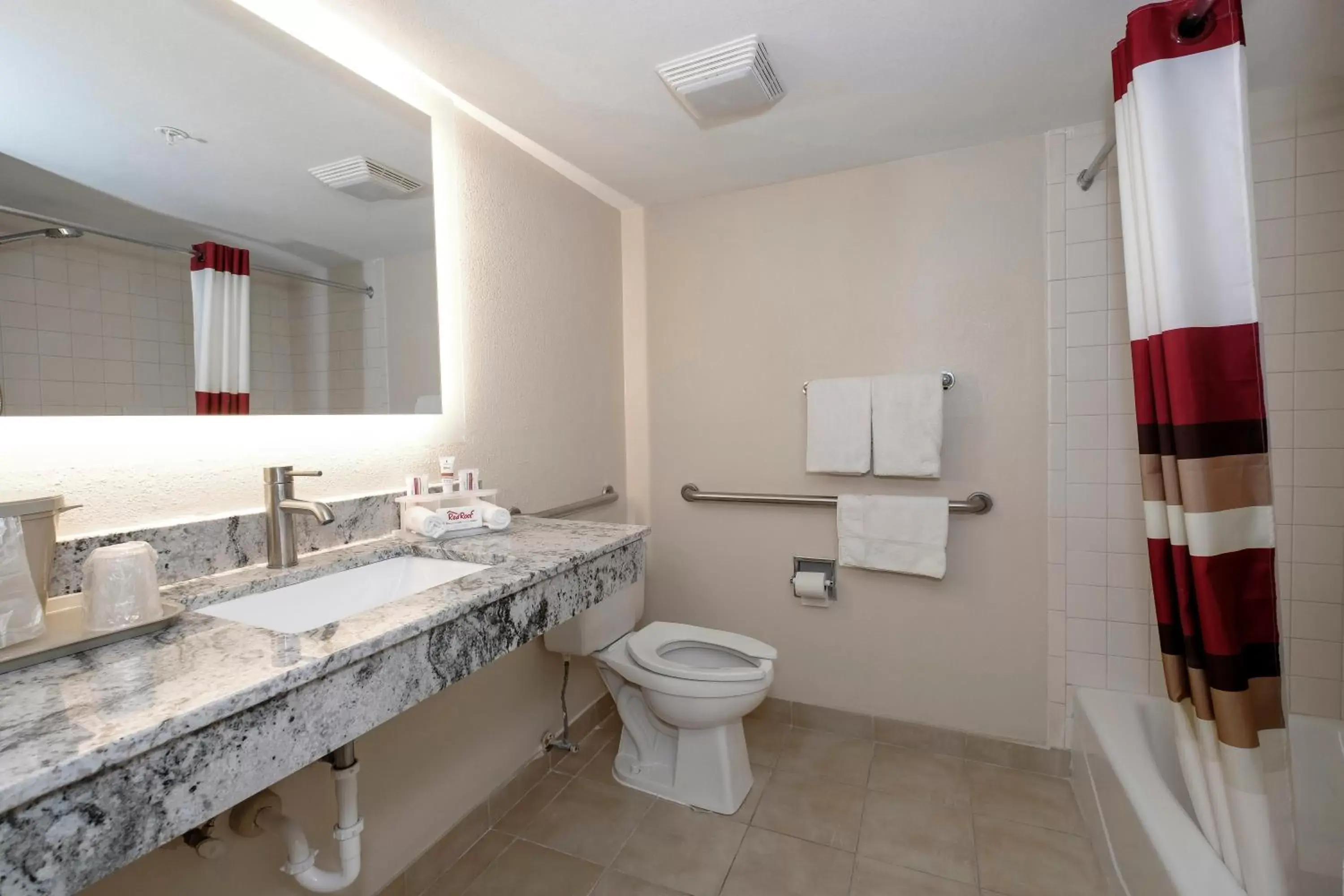 Bathroom in Red Roof Inn Pensacola Fairgrounds