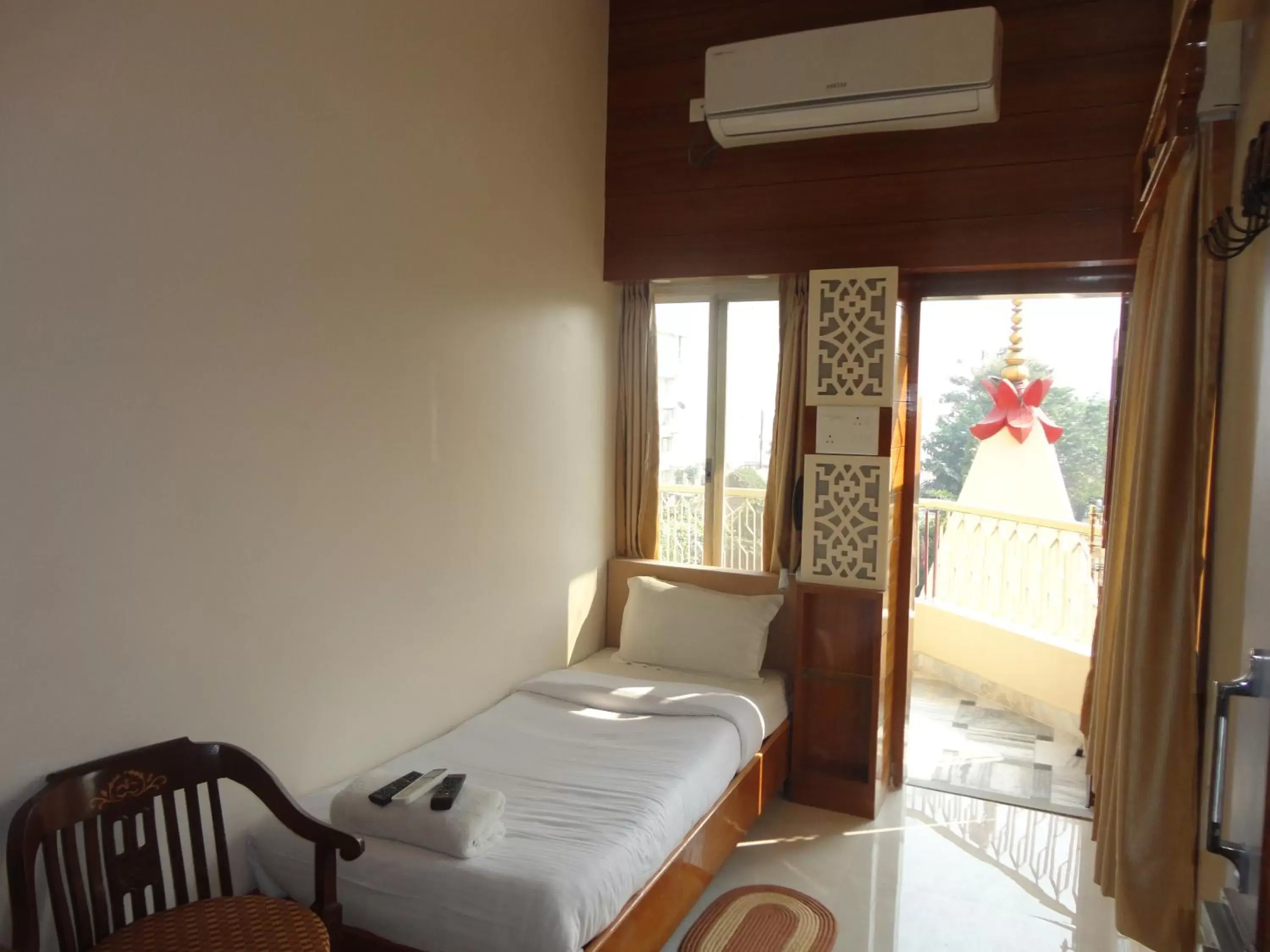 Photo of the whole room, Bed in Hotel Temple On Ganges