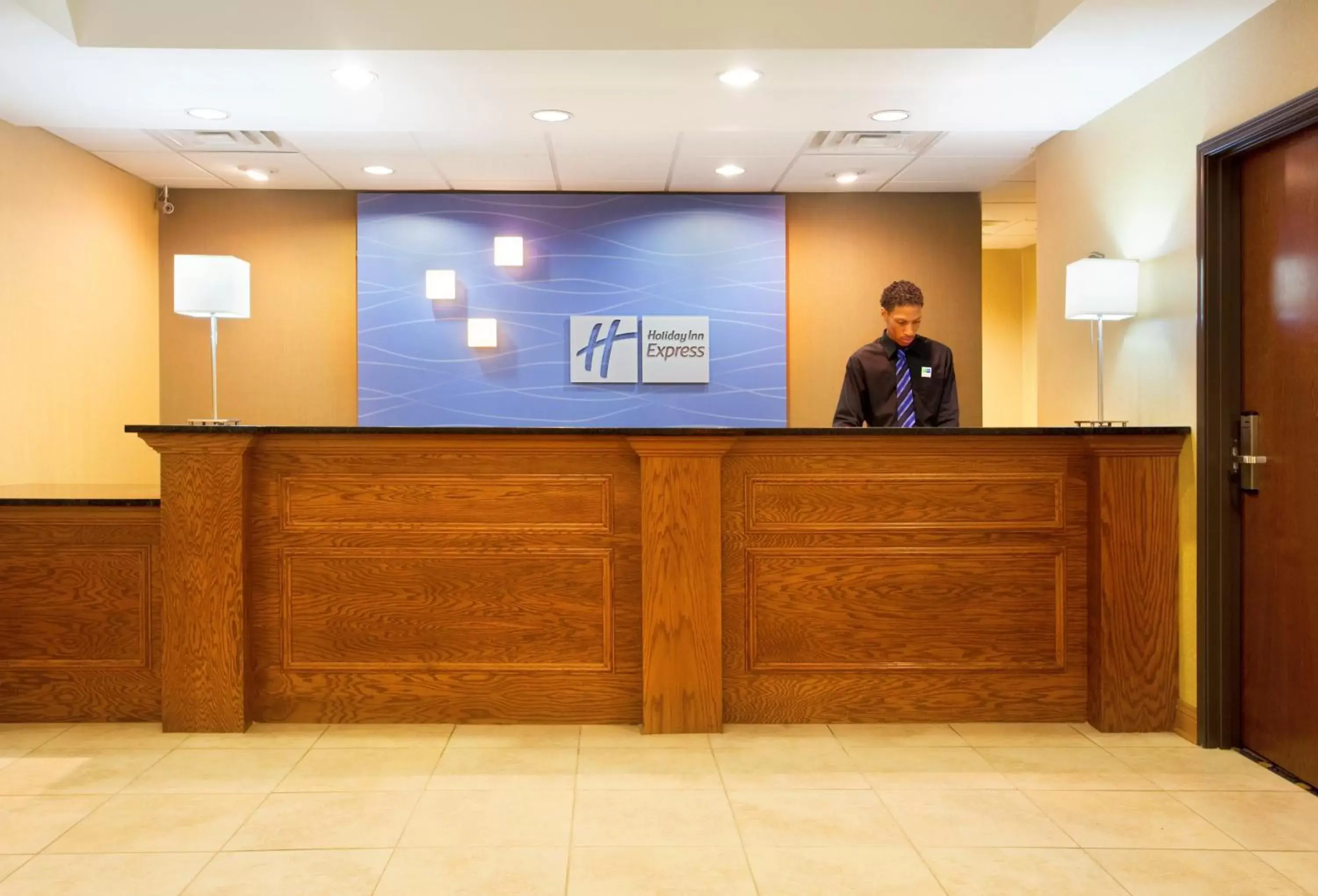Property building, Lobby/Reception in Holiday Inn Express Hotel & Suites Chicago South Lansing, an IHG Hotel