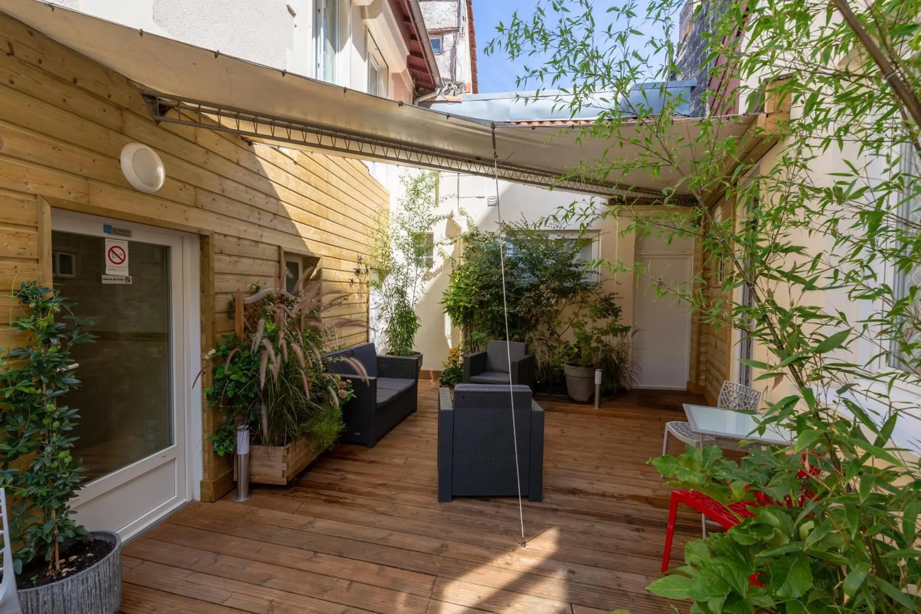 Patio in Hotel Regina Bordeaux Gare Saint-Jean