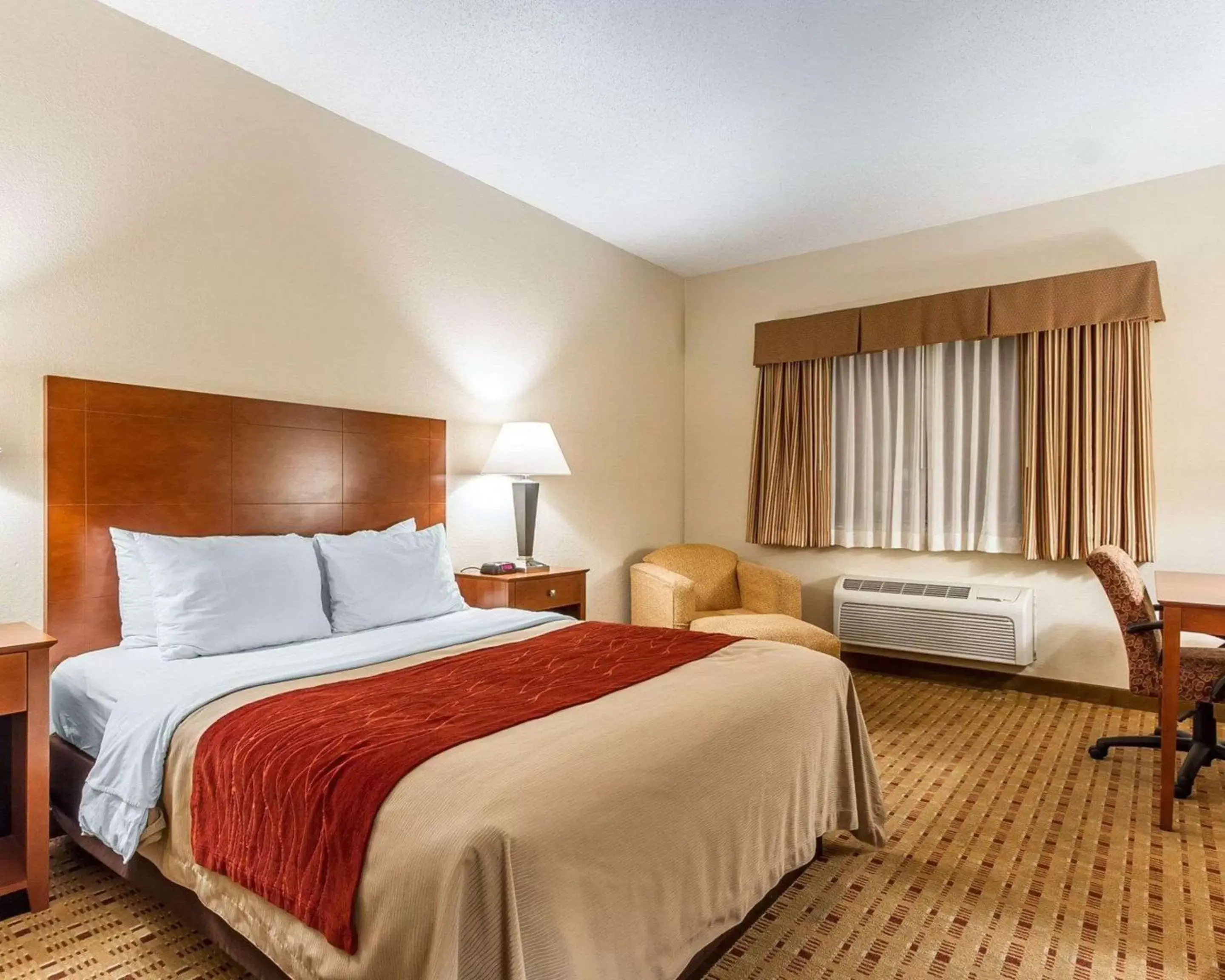 Photo of the whole room, Bed in Quality Inn & Suites