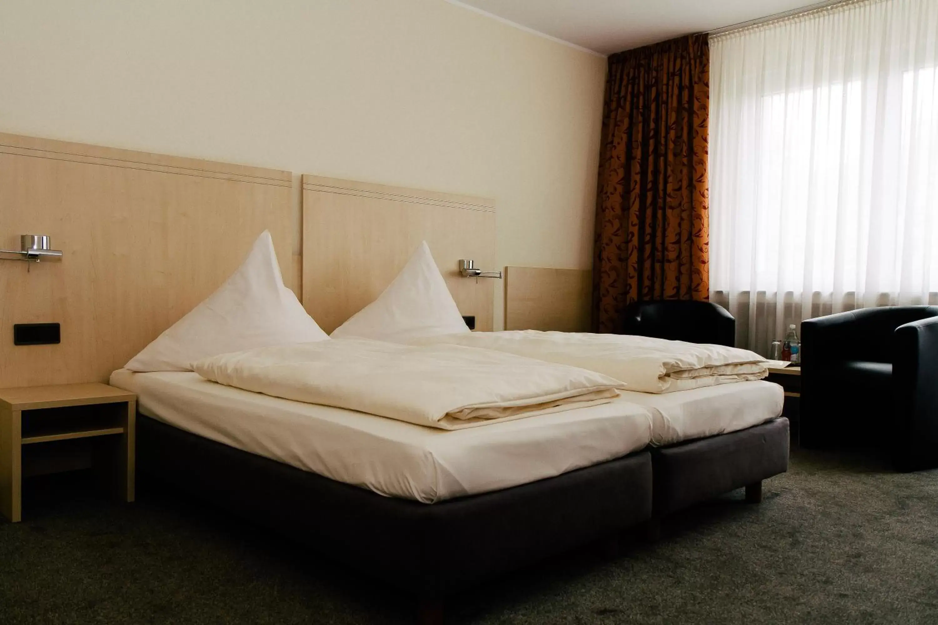 Photo of the whole room, Bed in Hotel Astoria Bonn