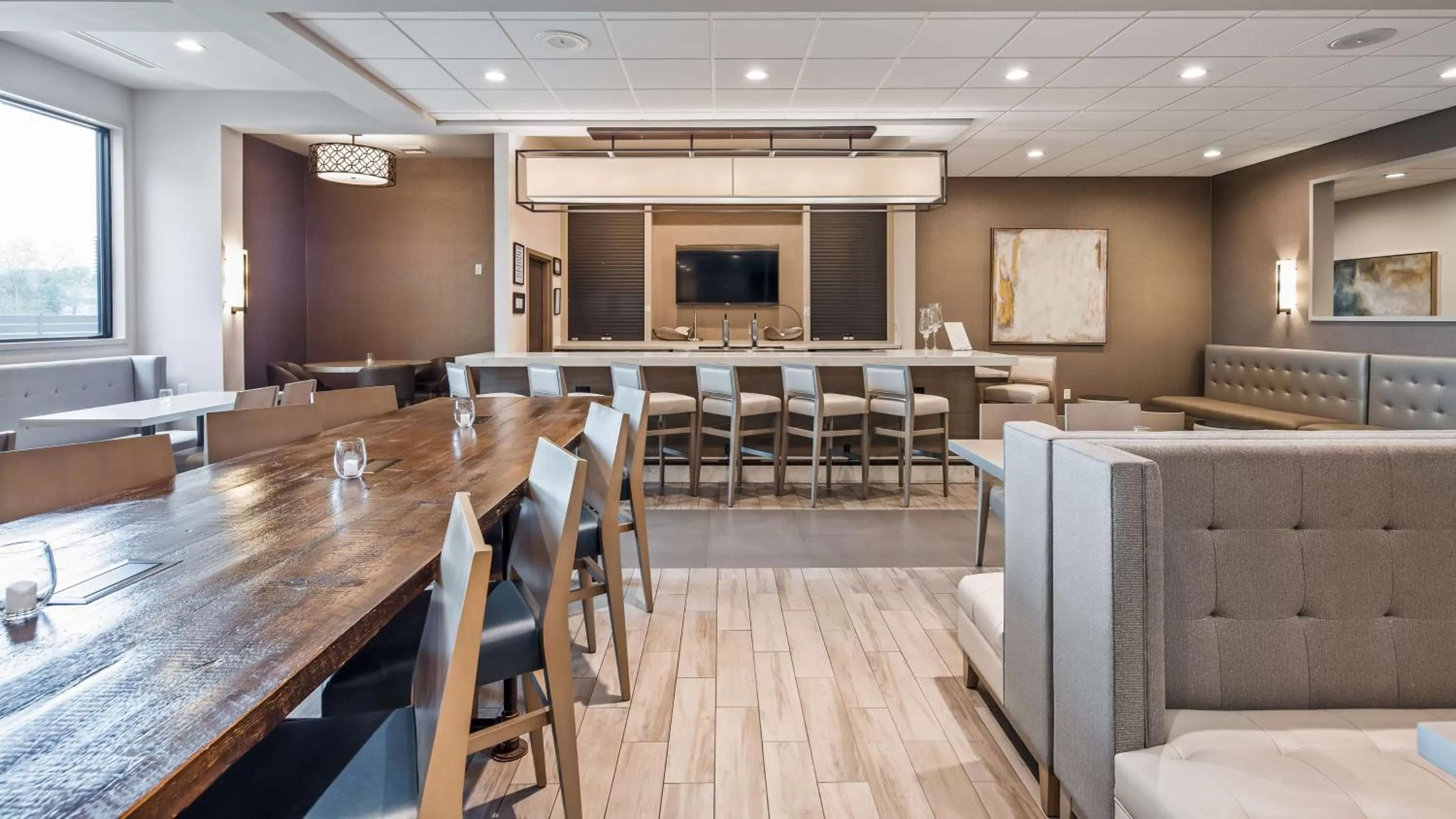 Restaurant/places to eat in Best Western Premier Energy Corridor