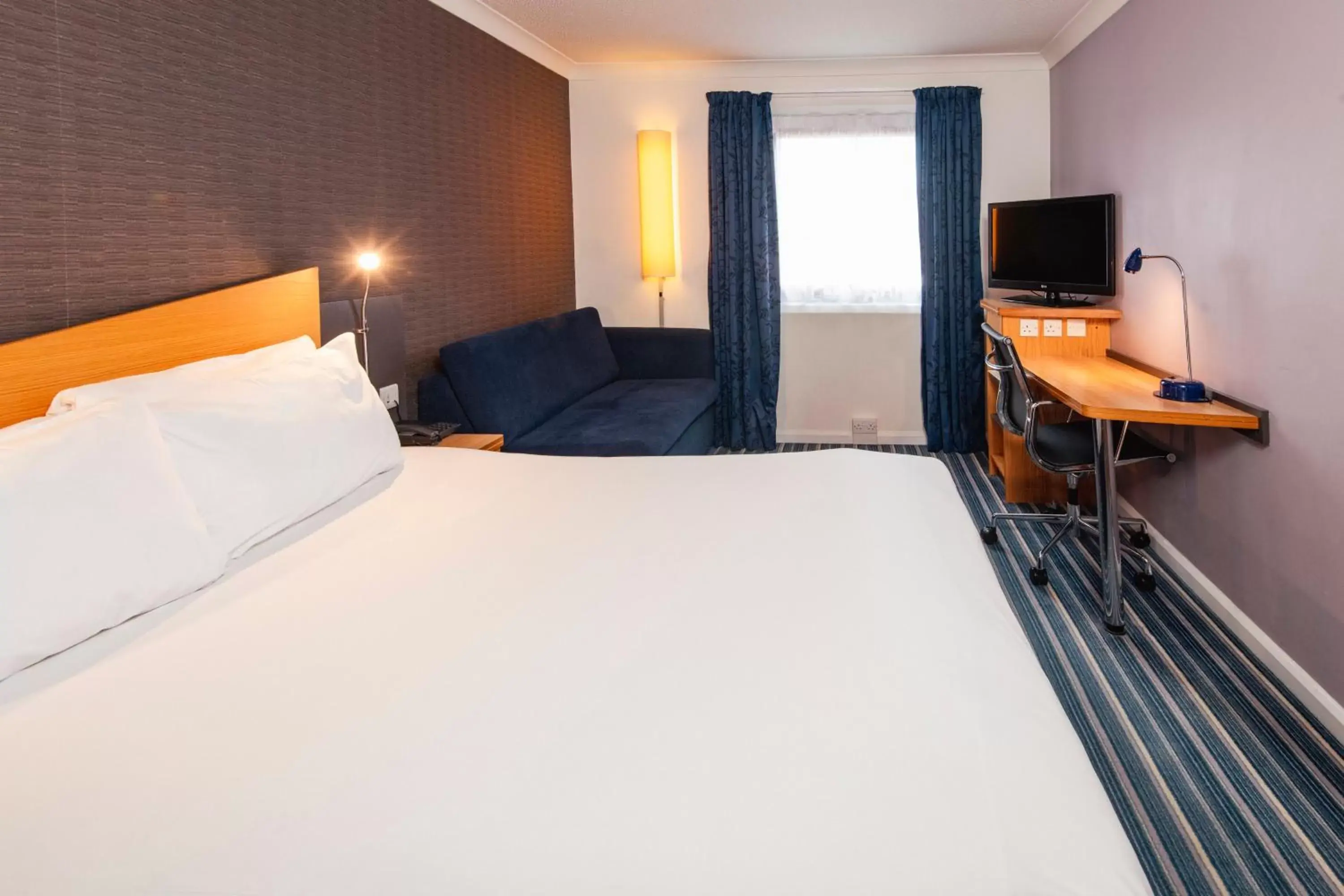 Bedroom, Bed in Holiday Inn Express London - Wandsworth, an IHG Hotel