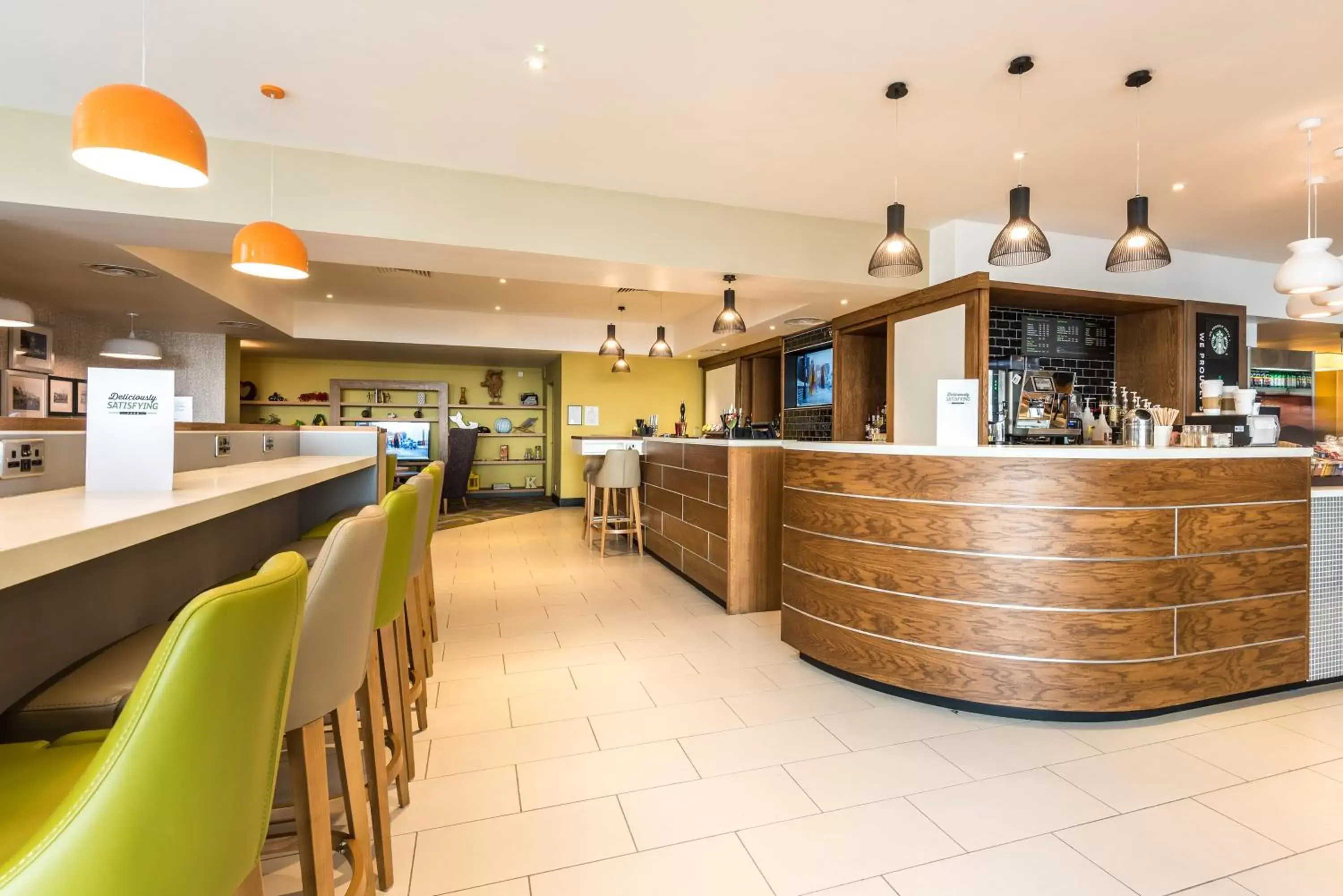 Lounge or bar in Holiday Inn Brighton Seafront, an IHG Hotel