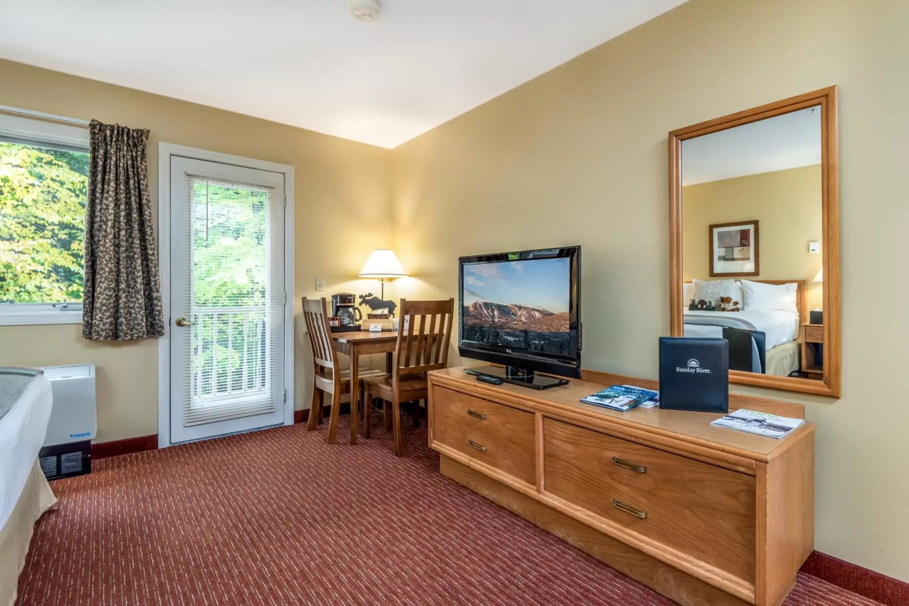 TV and multimedia, TV/Entertainment Center in Grand Summit Hotel
