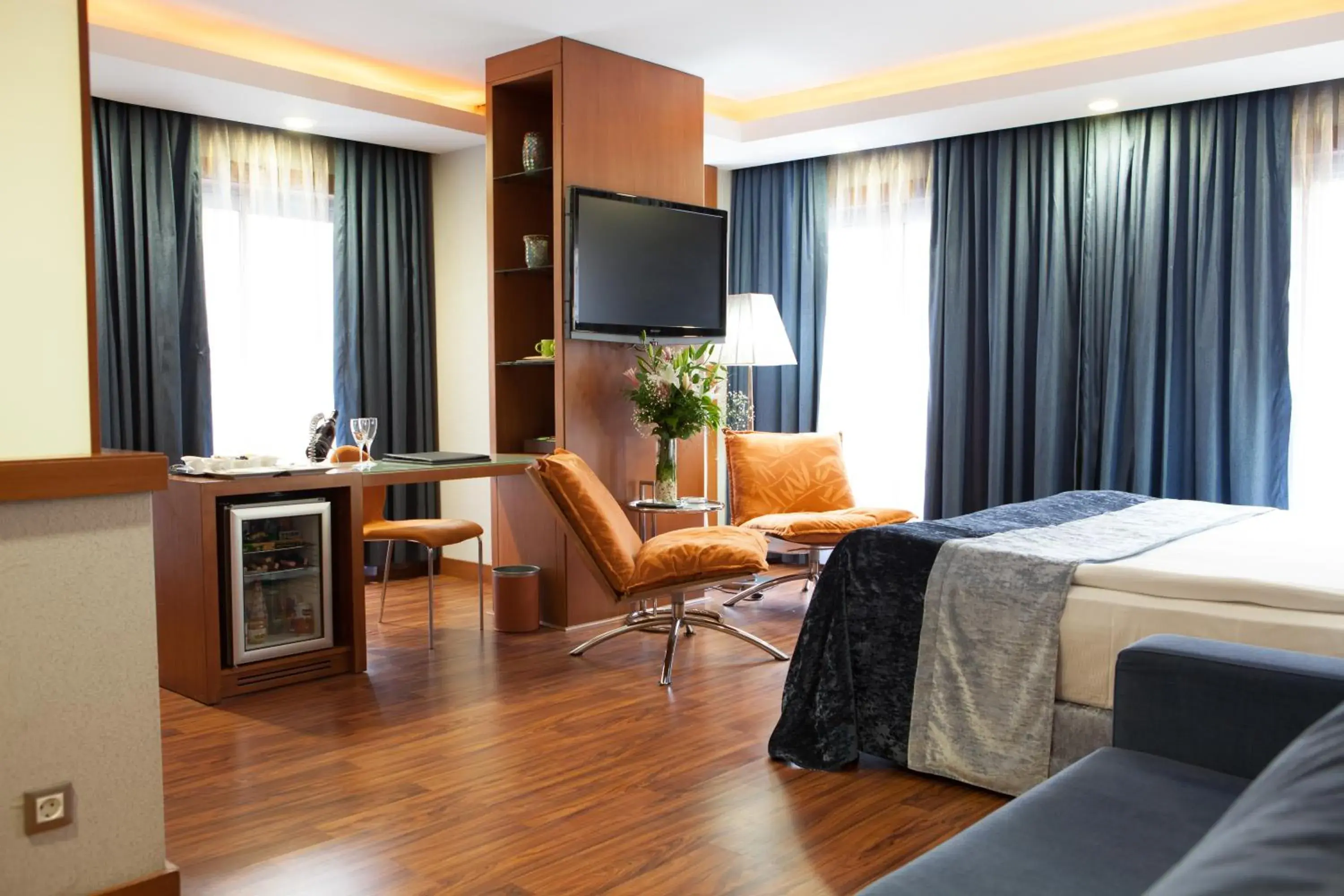 Photo of the whole room, TV/Entertainment Center in Limak Ambassadore Hotel Ankara