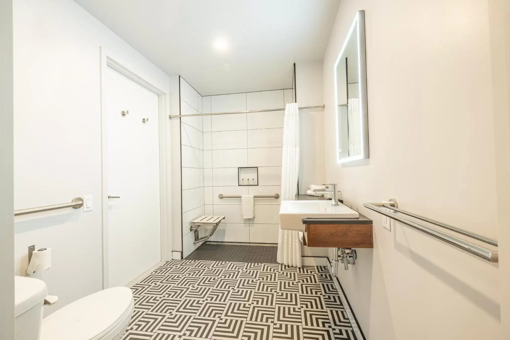 Shower, Bathroom in Hôtel Manoir Vieux-Québec