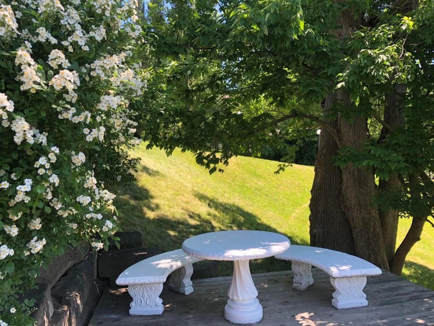 Patio in Braeside Country Inn