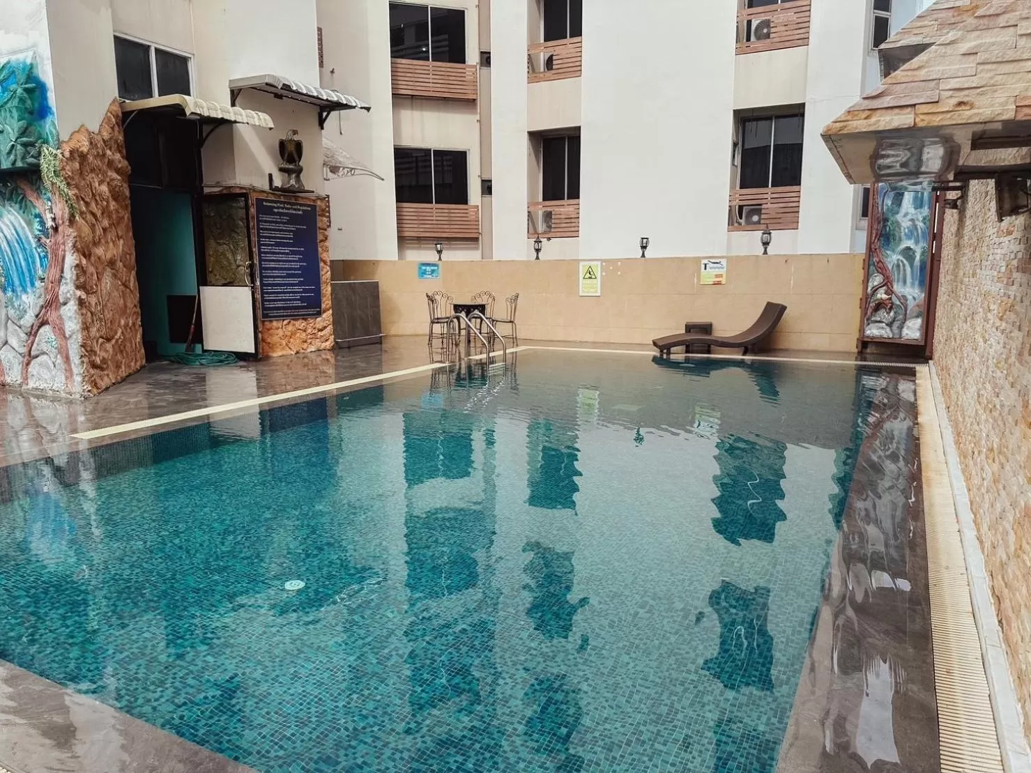 Swimming pool in Hotel De Khuvieng