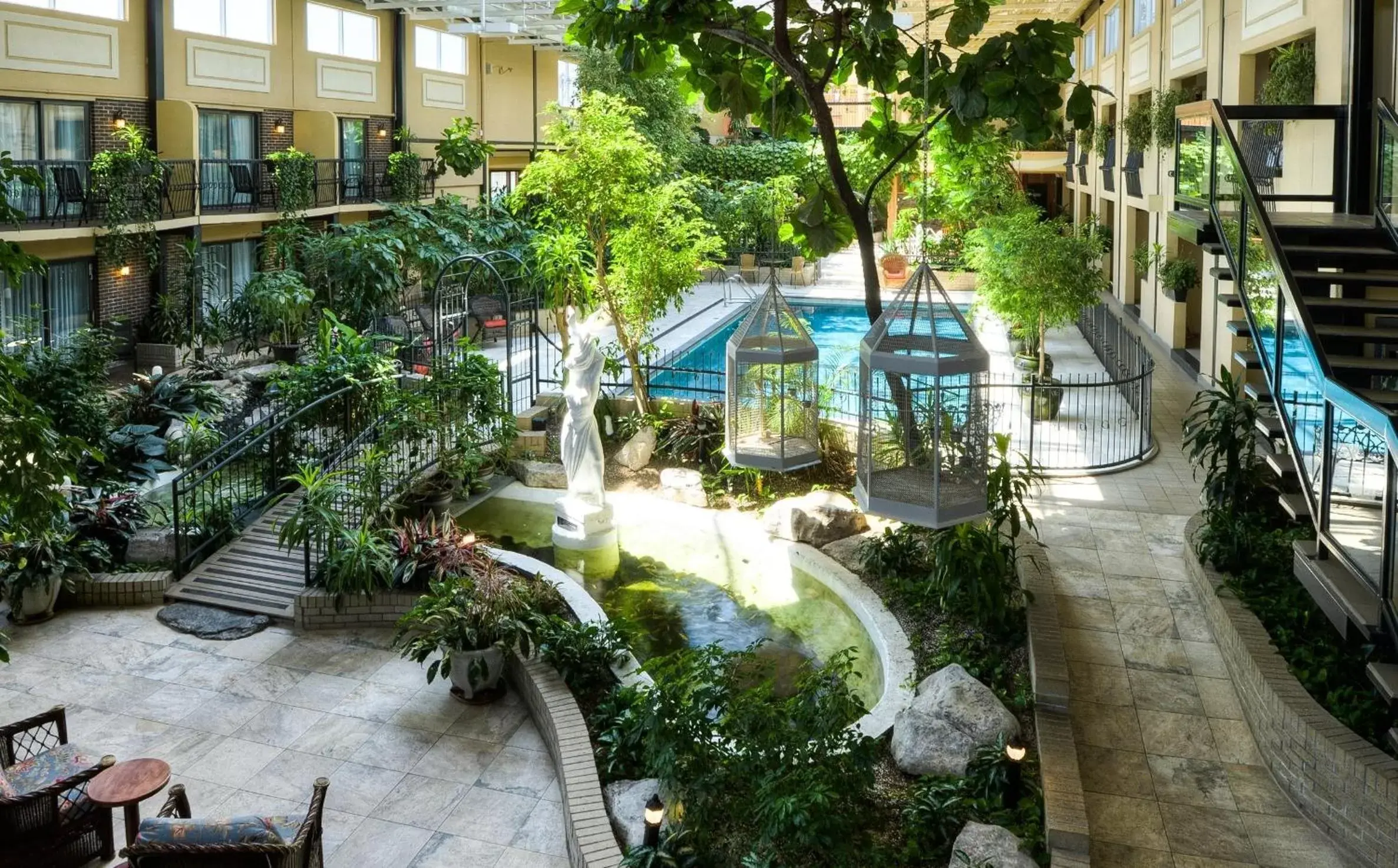 Garden, Pool View in Hotel L'Oiseliere Montmagny