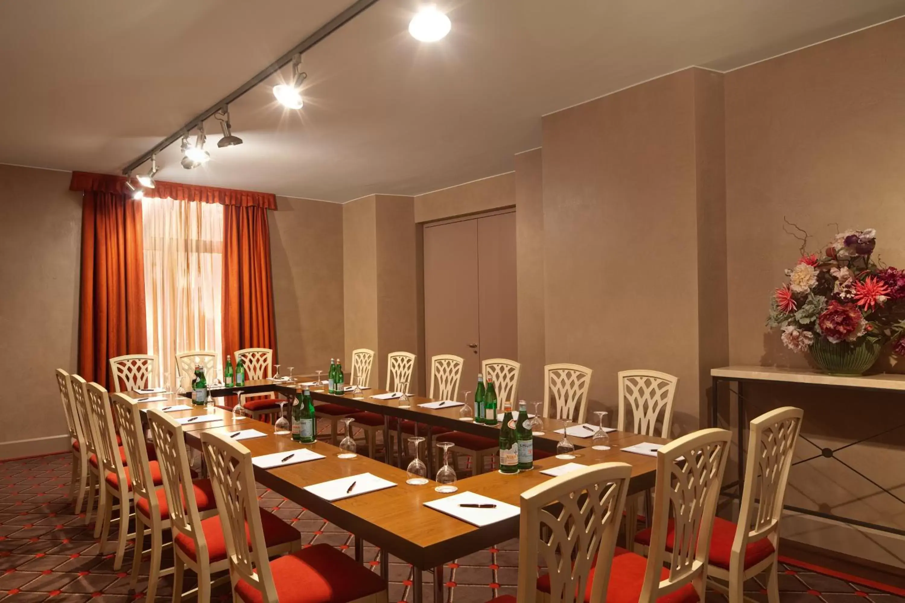 Business facilities in Hotel De La Paix