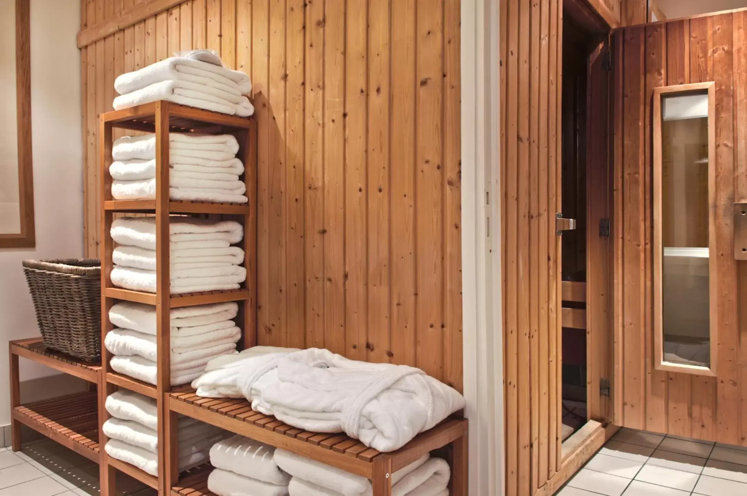 Spa and wellness centre/facilities in Best Western Plus Paris Saclay Spa and wellness centre/facilities in Best Western Plus Paris Saclay