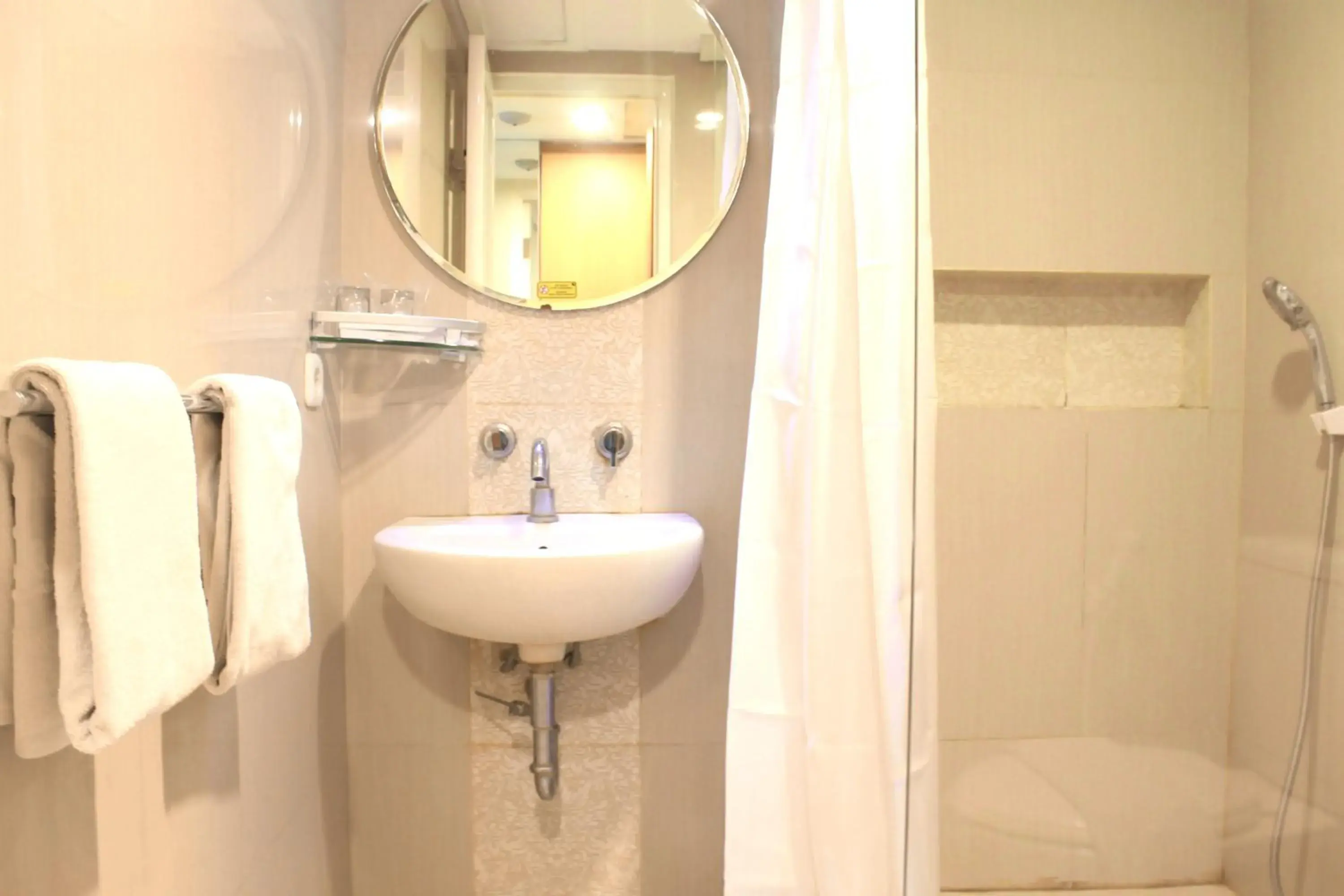 Bathroom in Lux Tychi Hotel Malang