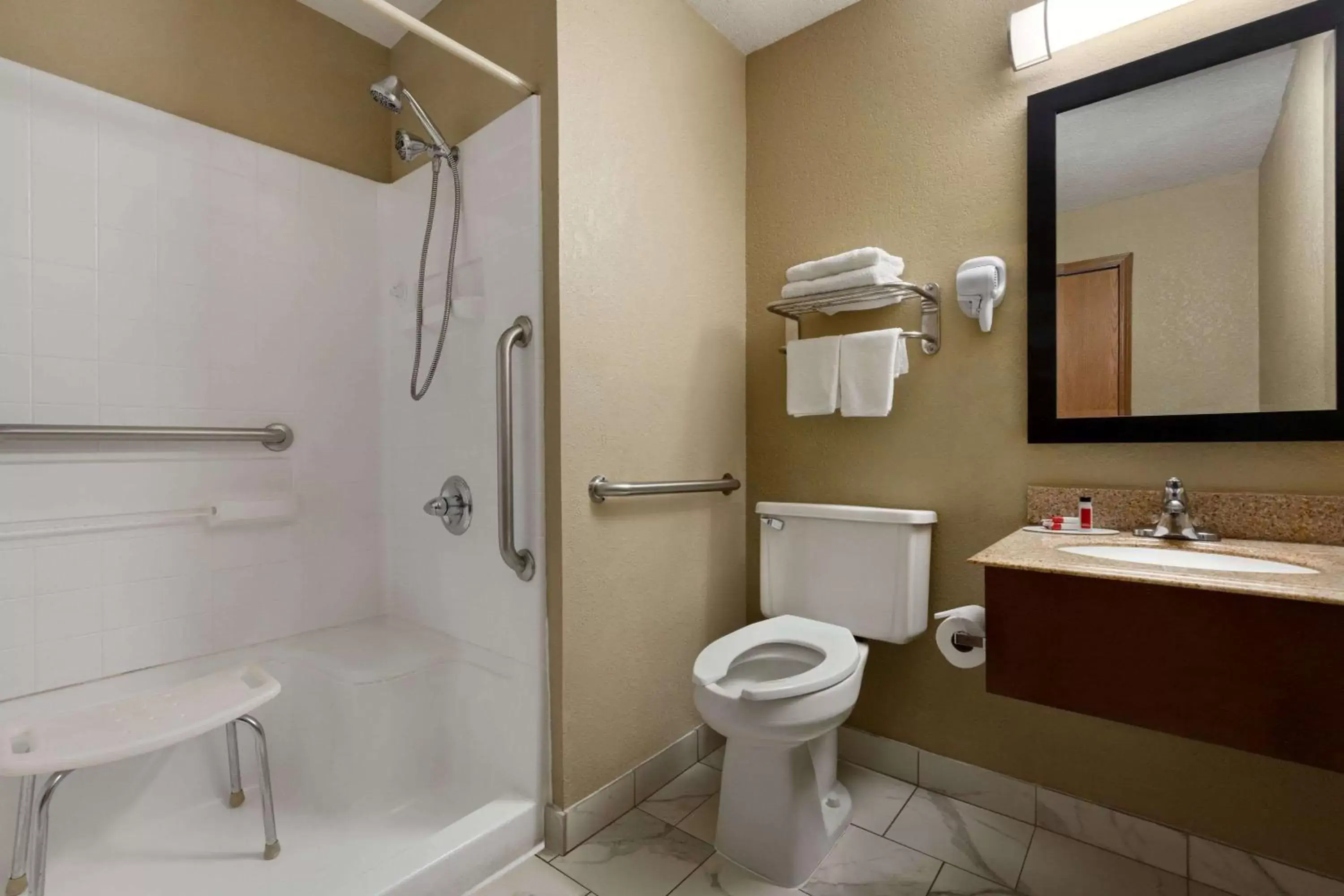 Shower, Bathroom in Super 8 by Wyndham Sikeston/Miner Area