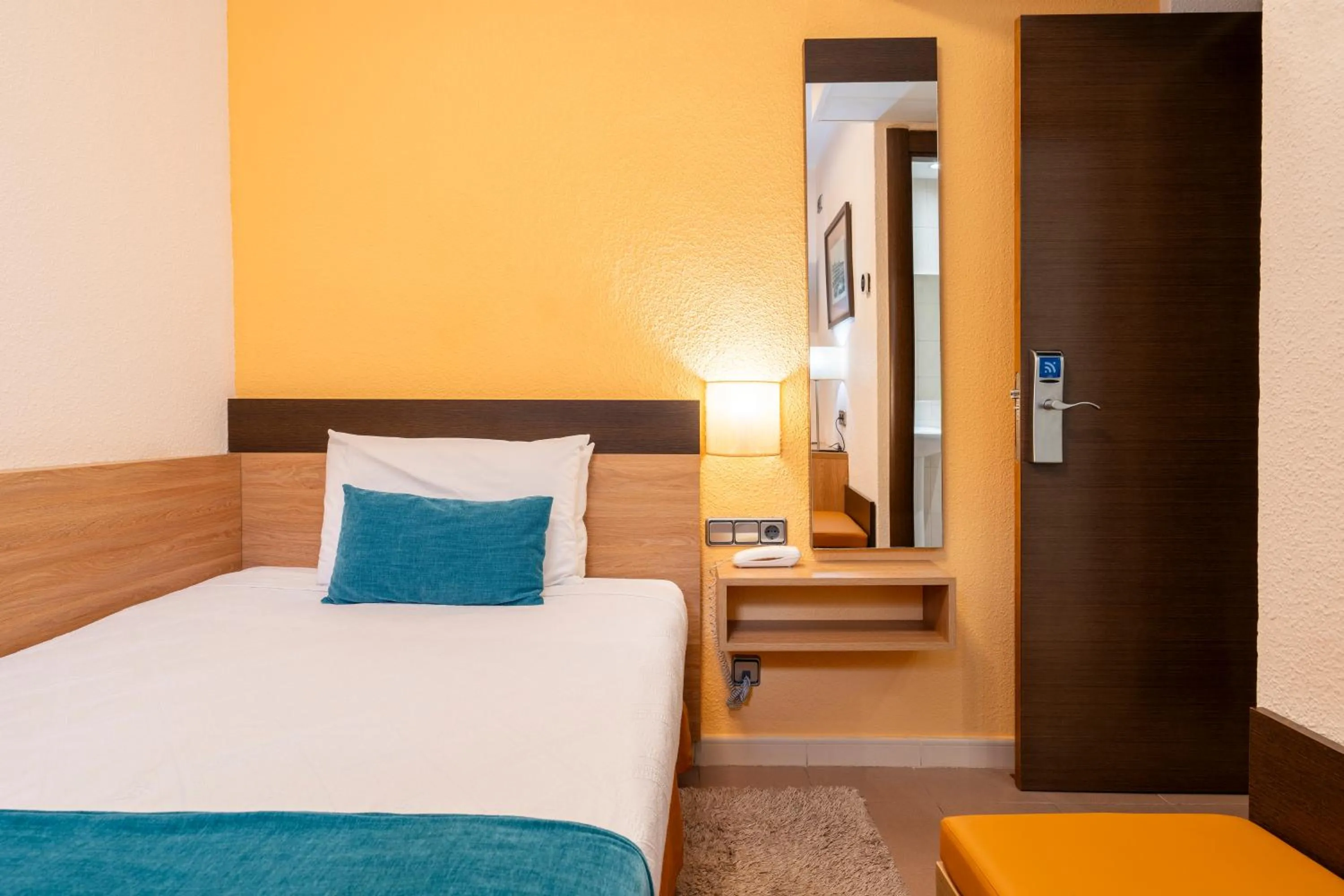 Bedroom, Bed in Hostal Ballesta