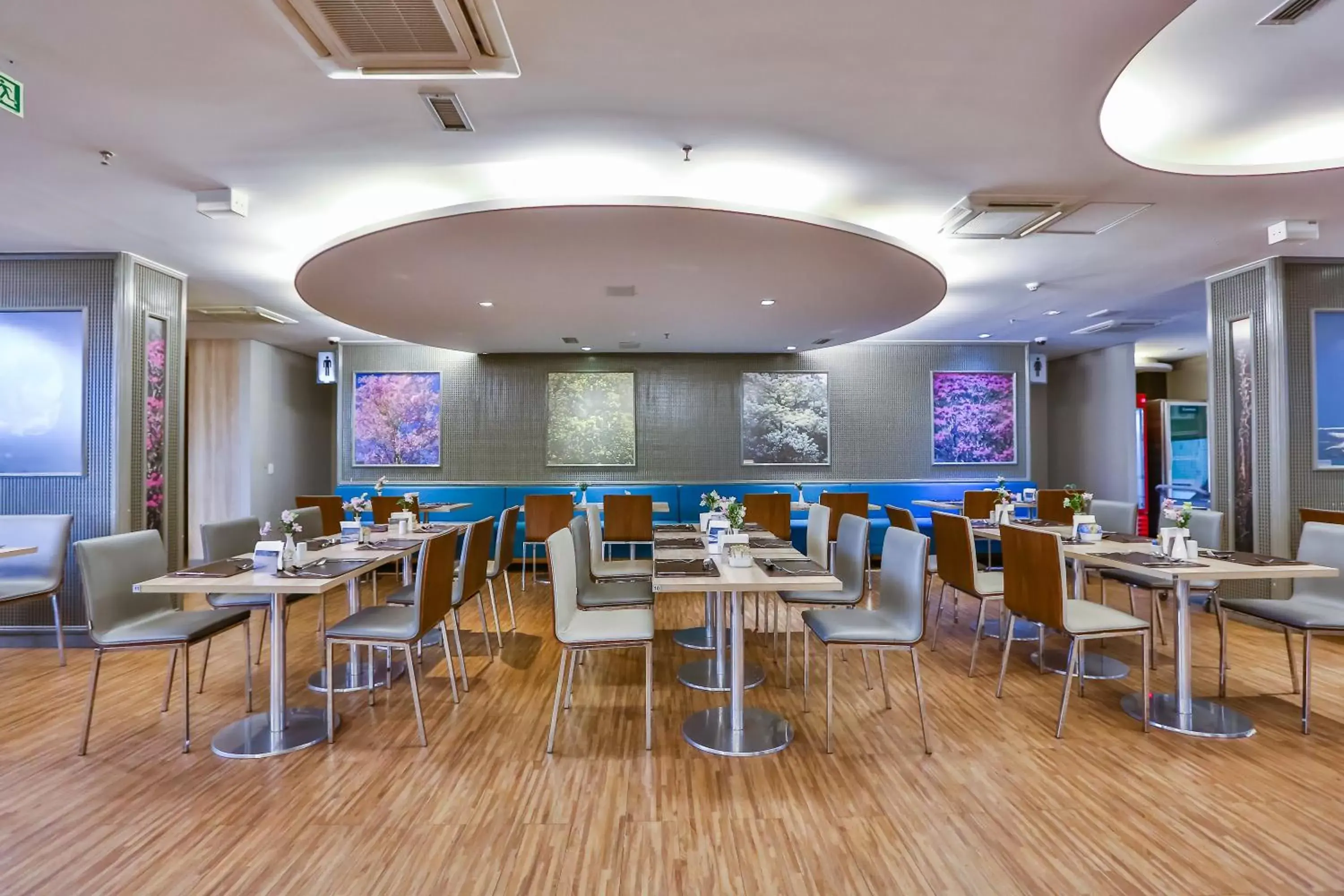 Restaurant/places to eat in St Paul Plaza Hotel Restaurant/places to eat in St Paul Plaza Hotel