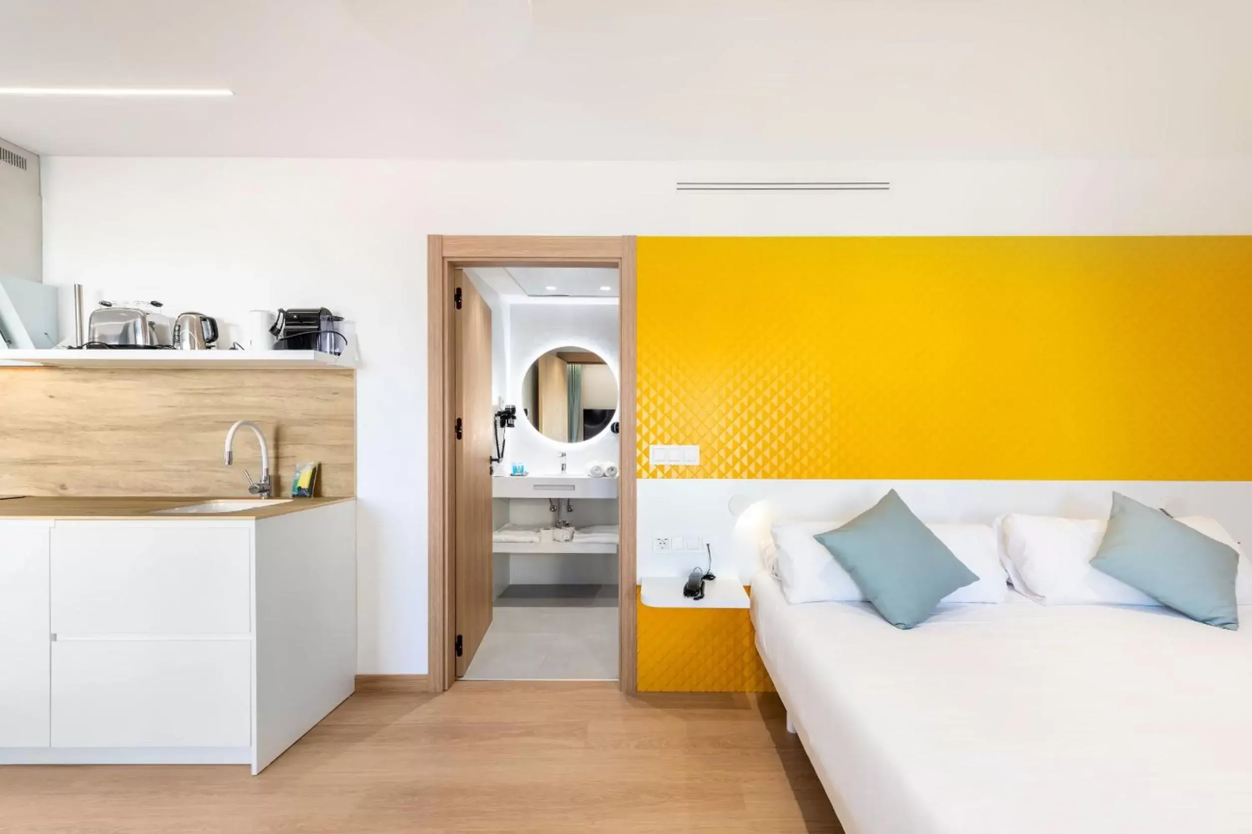Bathroom, Bed in Odyssey Rooms Alicante