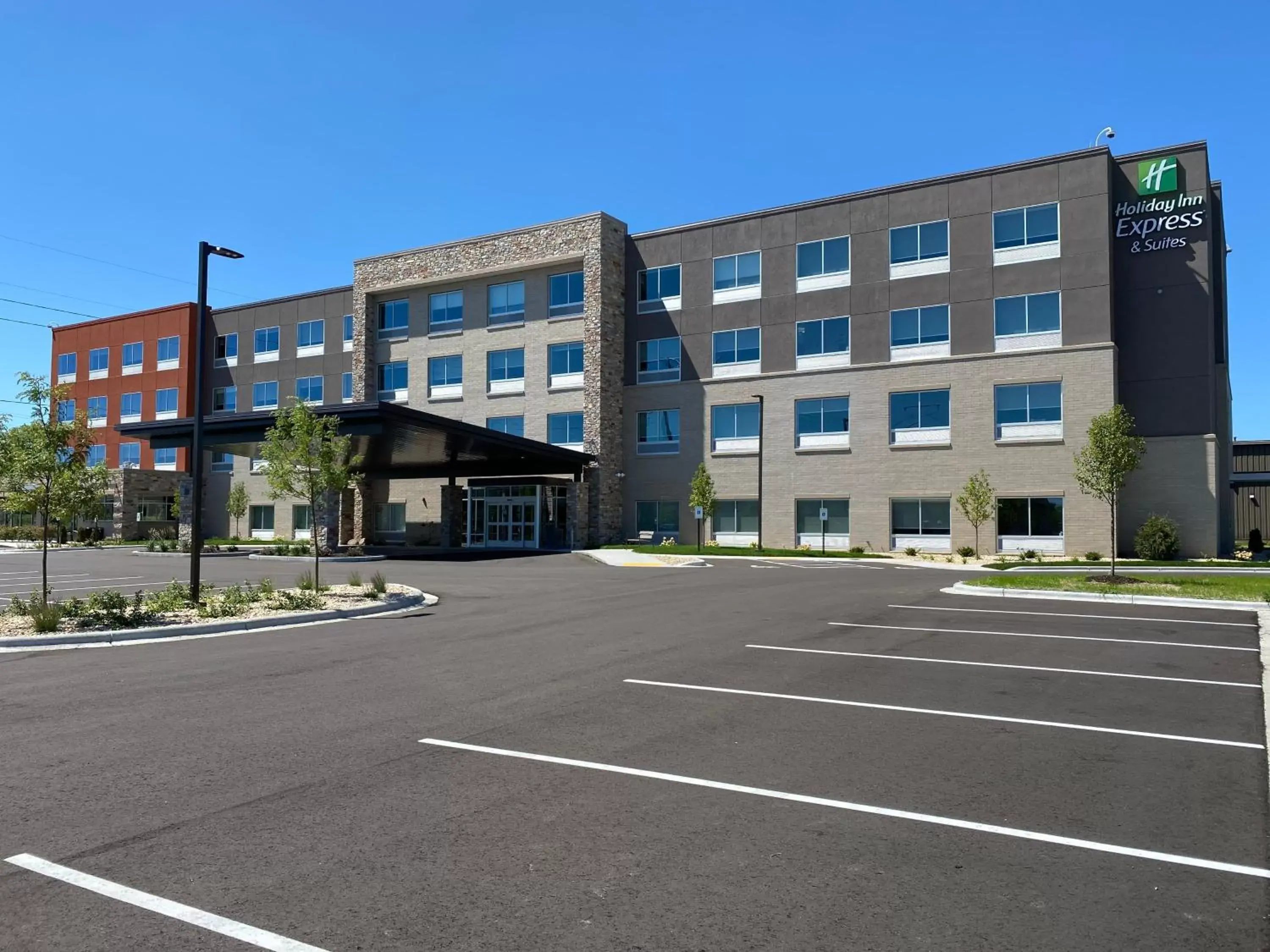 Property Building in Holiday Inn Express & Suites - Madison West - Middleton, an IHG Hotel