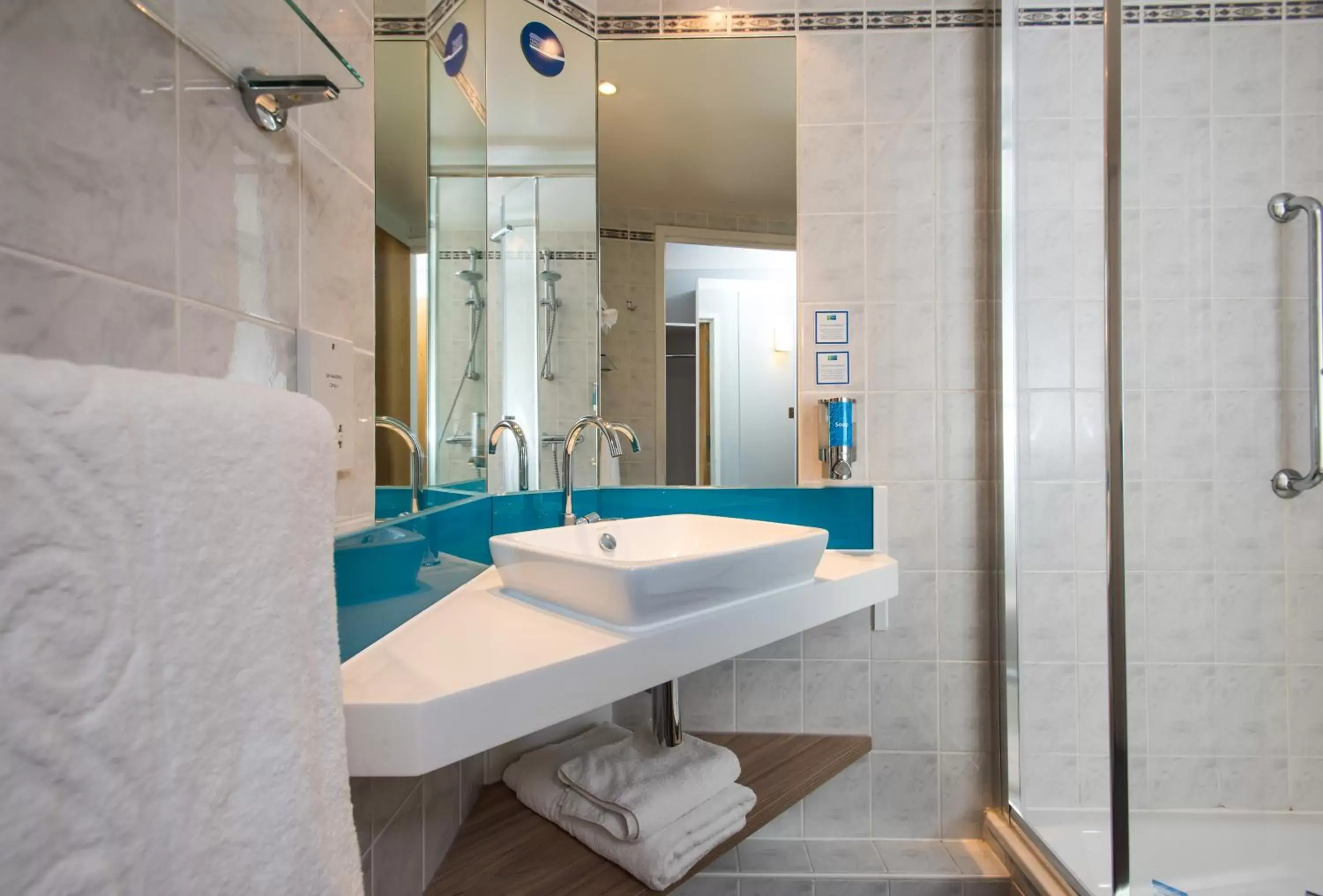 Bed, Bathroom in Holiday Inn Express Edinburgh - Leith Waterfront, an IHG Hotel