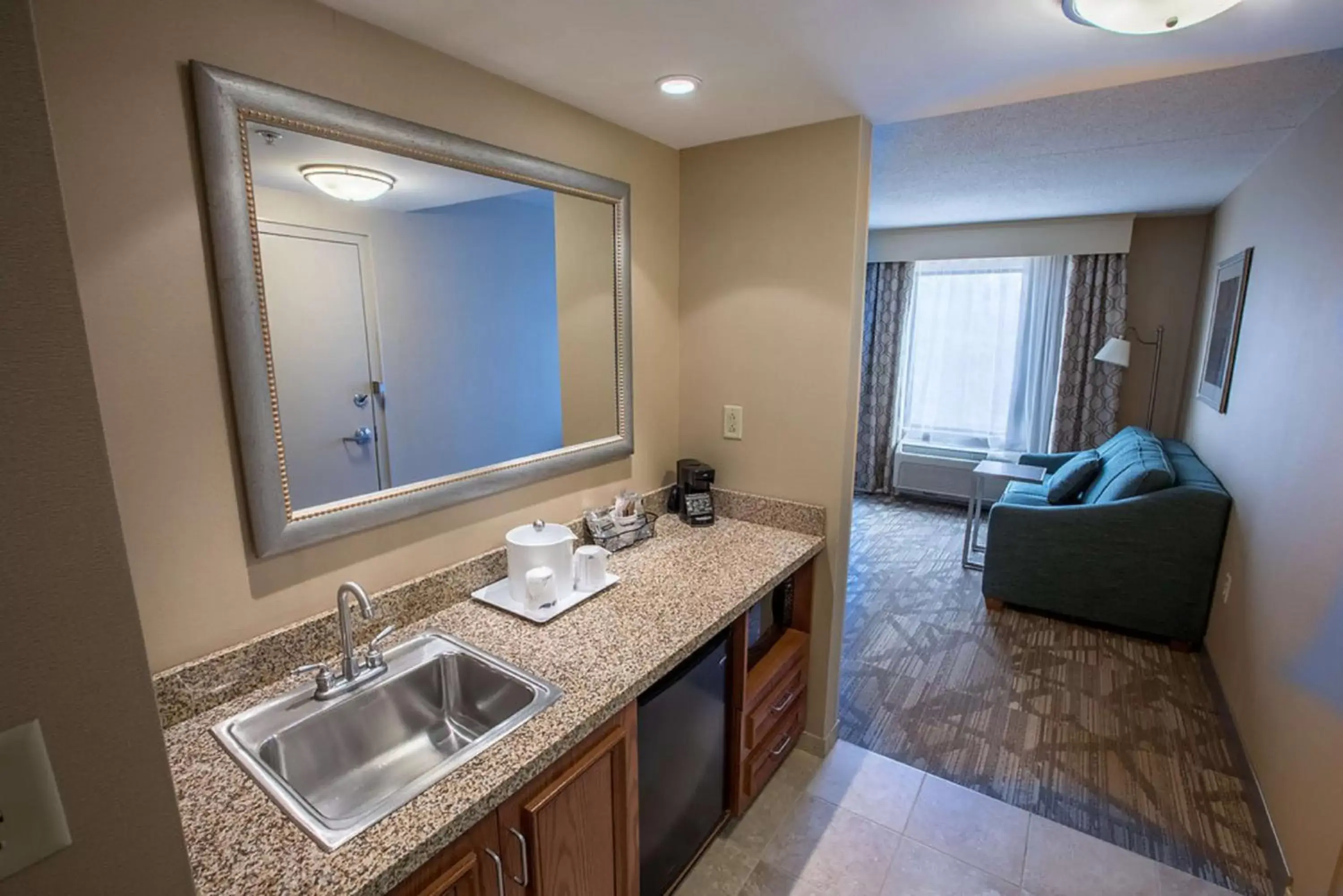 Kitchen or kitchenette, Bathroom in Hampton Inn & Suites Tilton