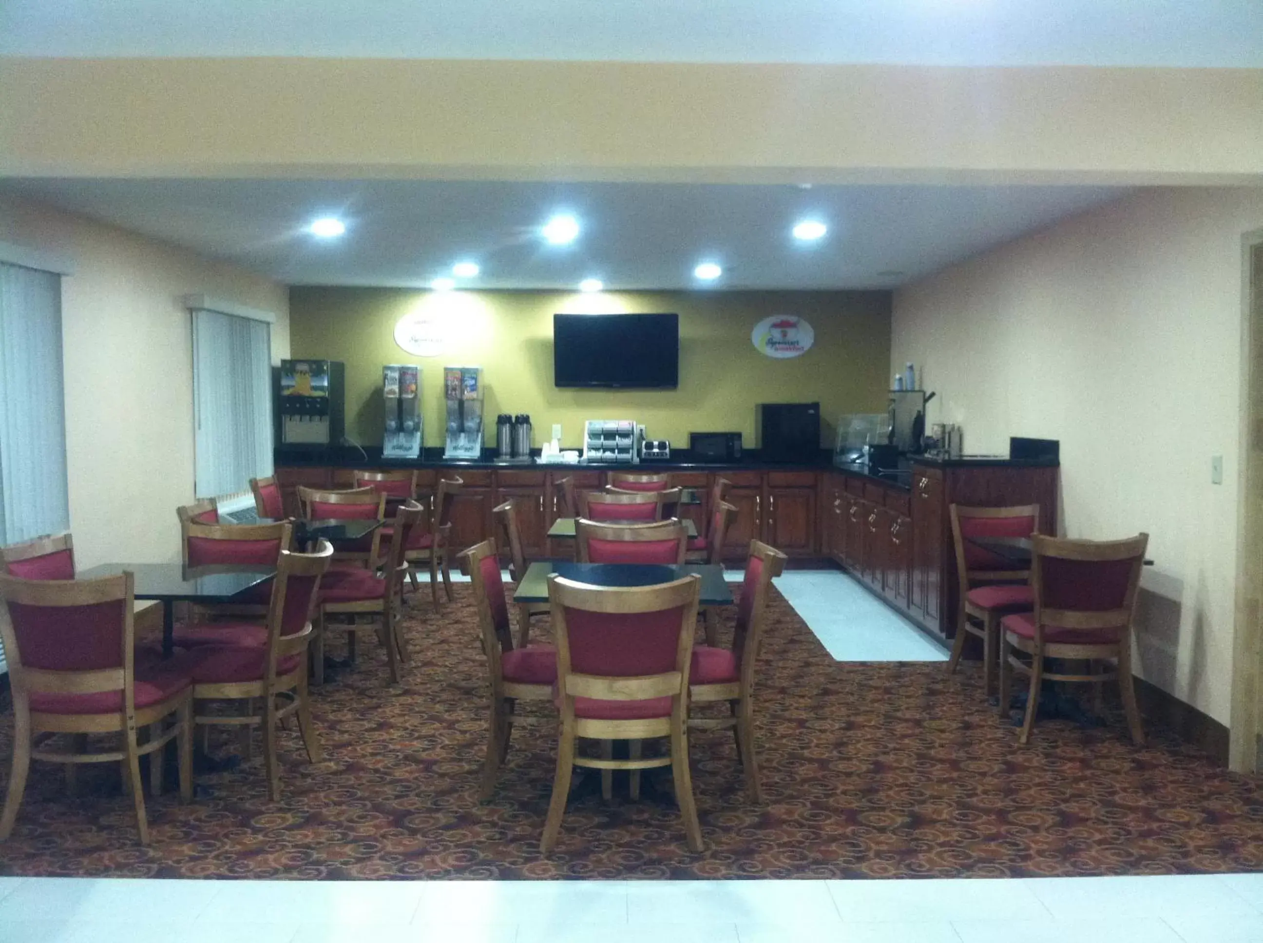 Restaurant/Places to Eat in Super 8 by Wyndham Bowling Green South