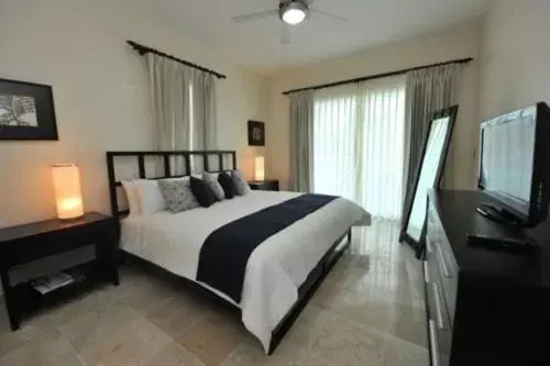 Photo of the whole room, Bed in Watermark Luxury Oceanfront Residences