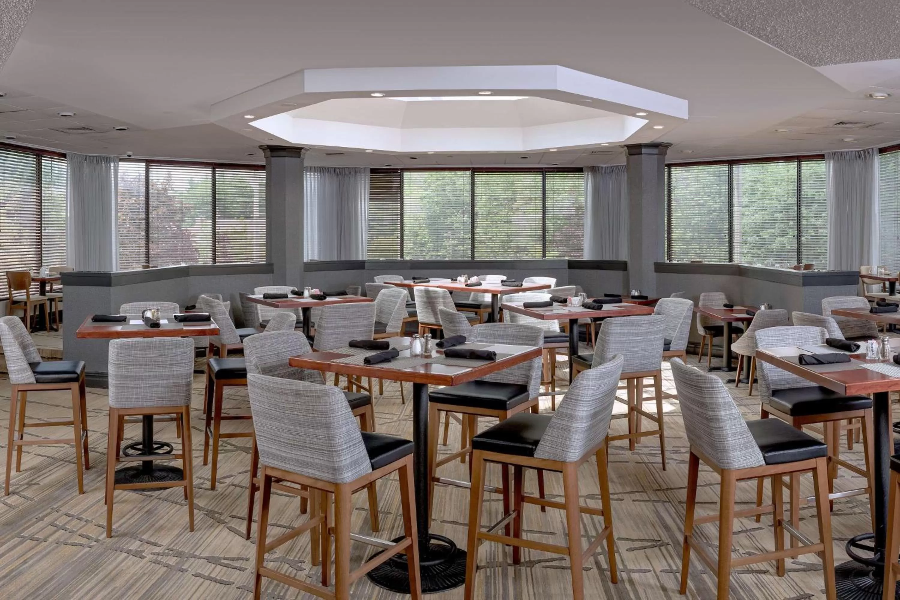 Lounge or bar in DoubleTree by Hilton Boston-Rockland