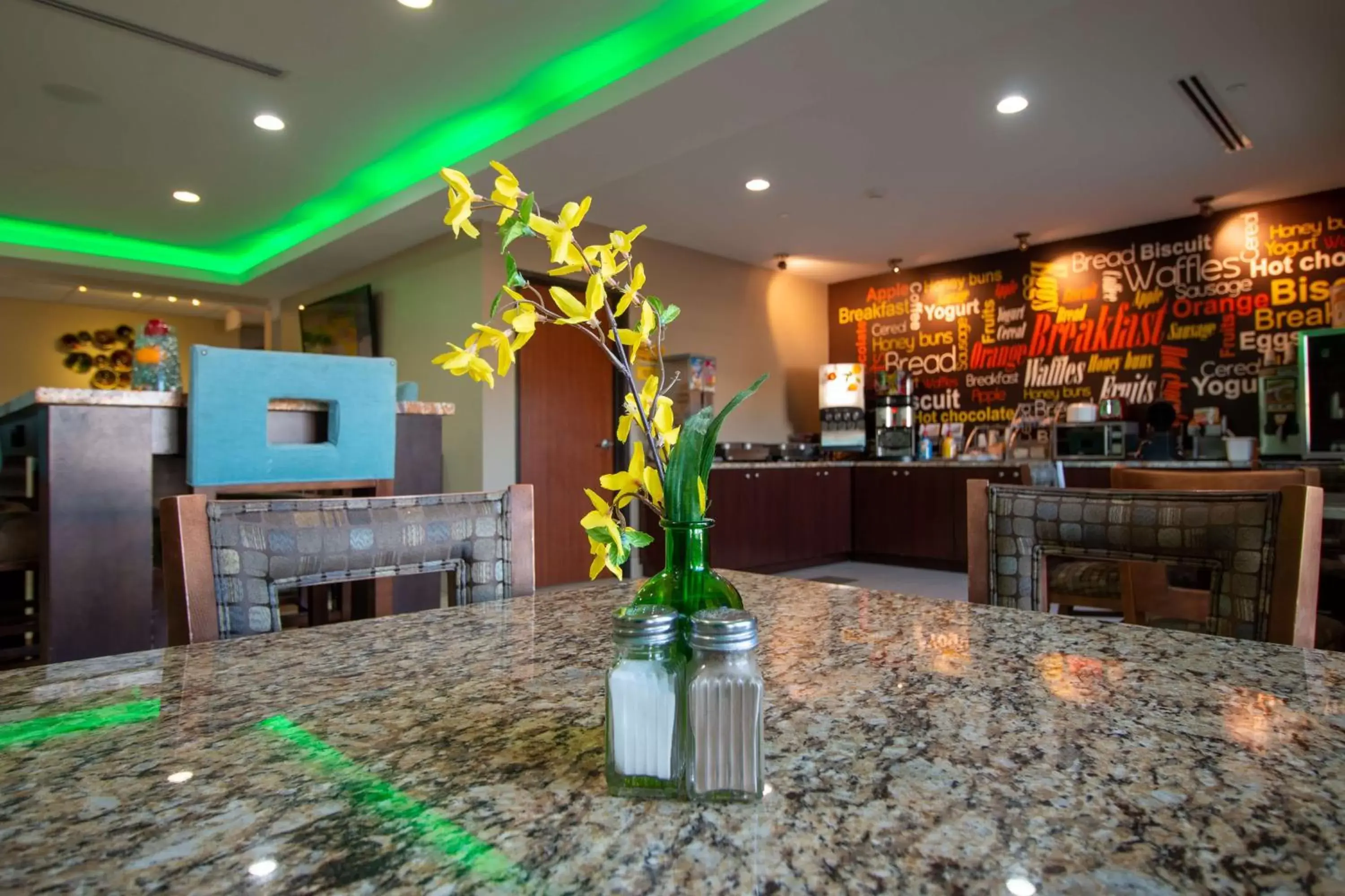 Restaurant/places to eat in SureStay Plus Hotel by Best Western Owasso Tulsa North