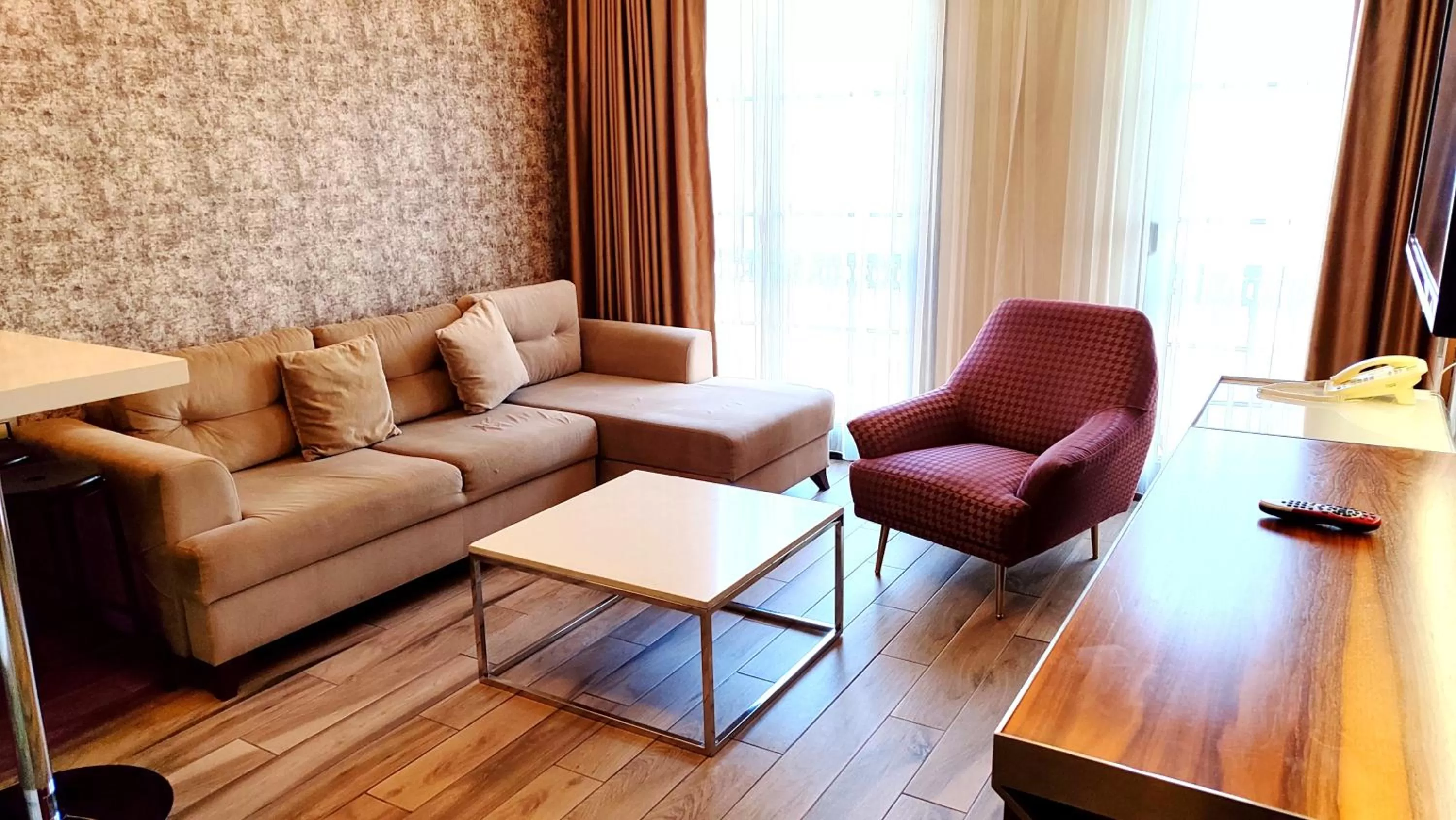 Living room in Old Port Hotel