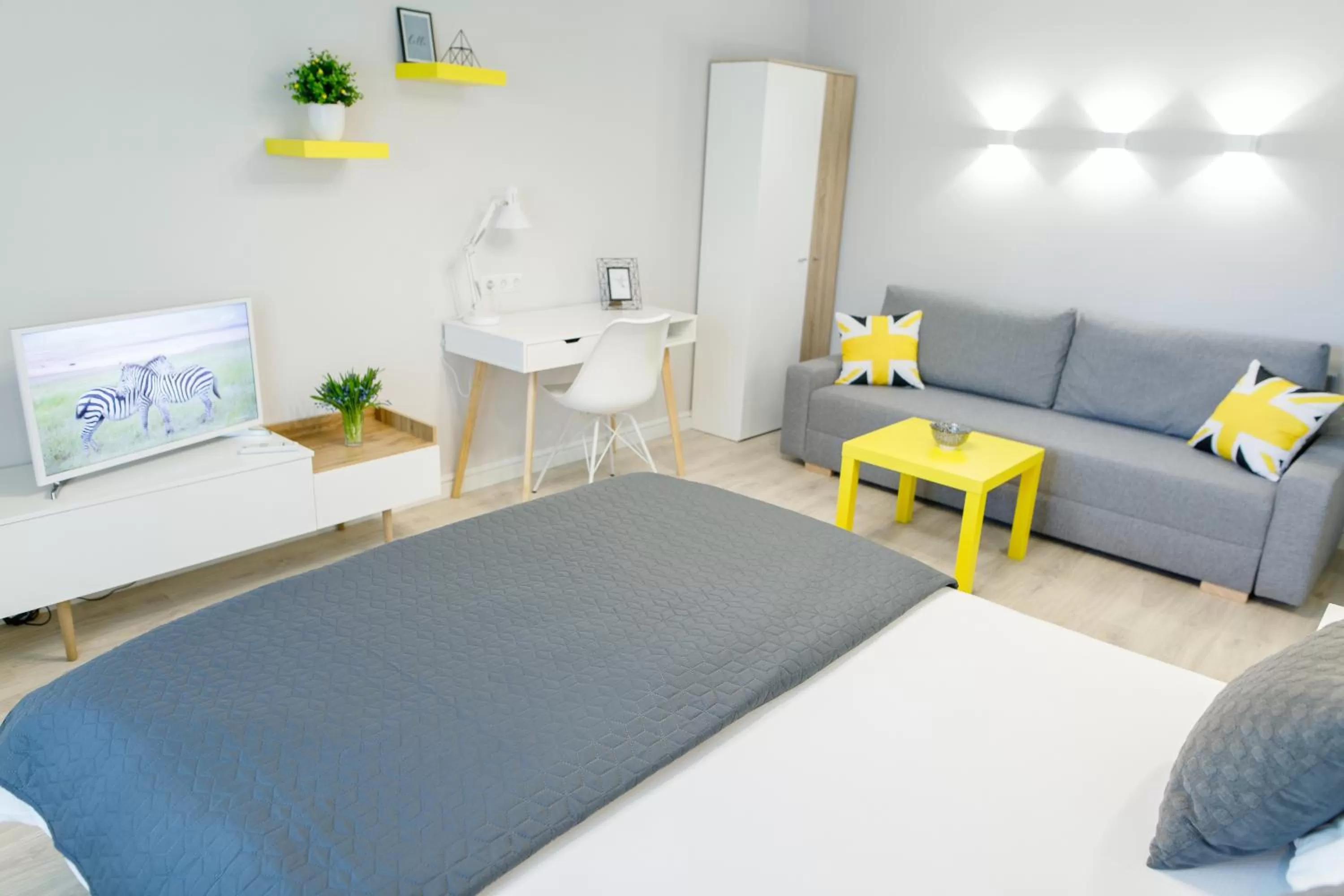 Decorative detail, Bed in Apart-Hotel LAVINA з ДЖАКУЗІ