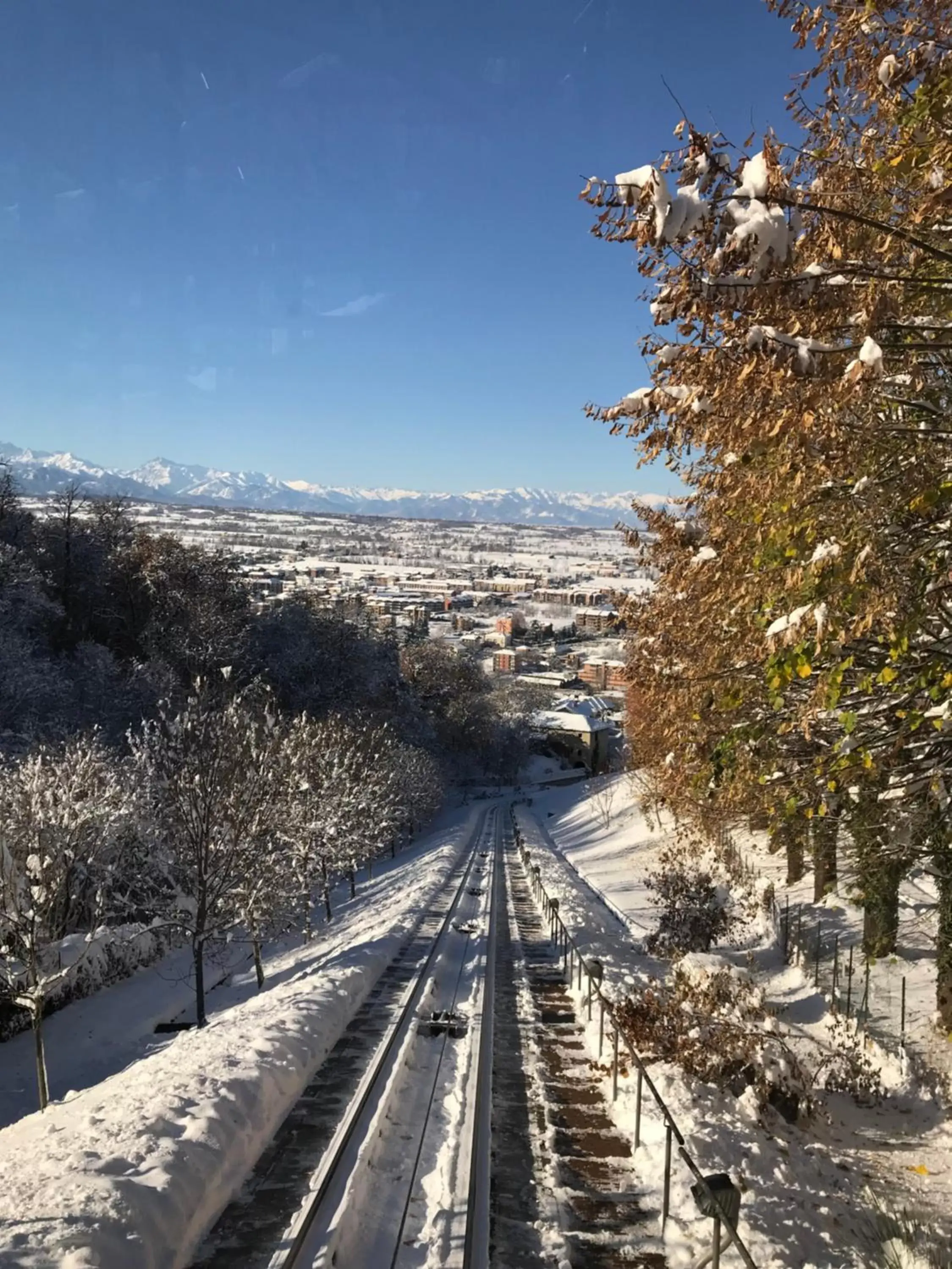 Neighbourhood, Winter in Albergo dell'Academia