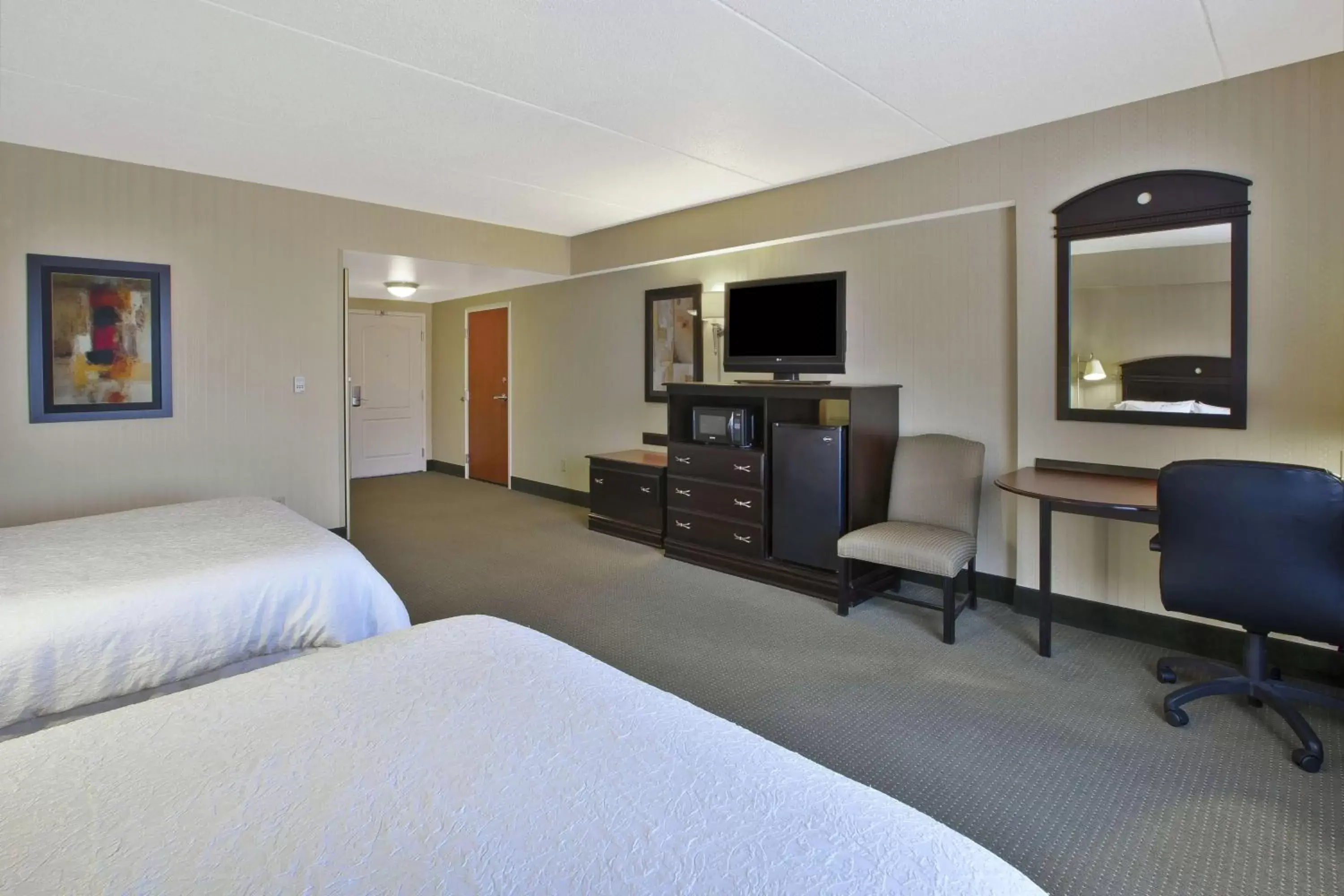 Bedroom, TV/Entertainment Center in Hampton Inn & Suites Plattsburgh
