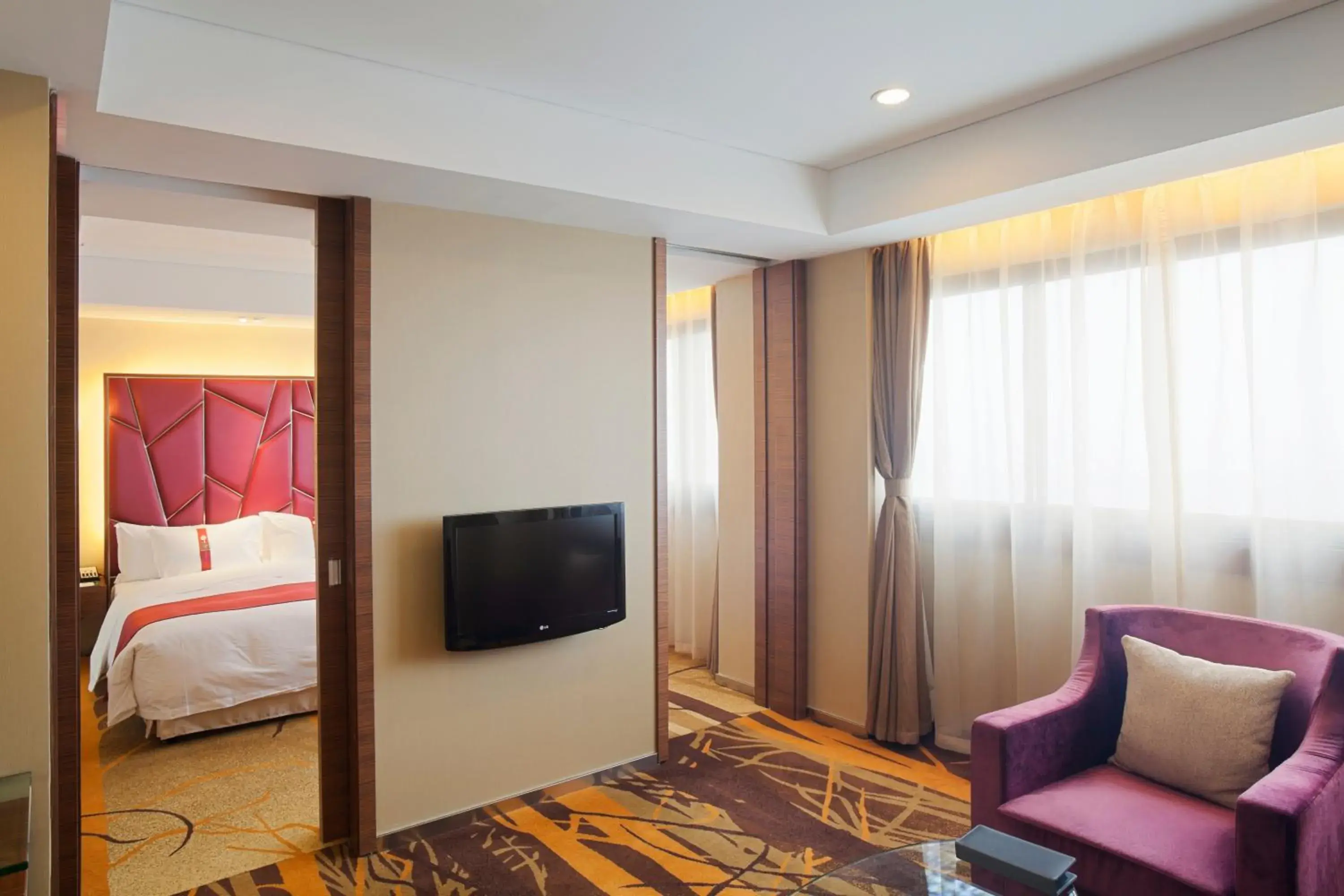 Bedroom, TV/Entertainment Center in Holiday Inn Hefei, an IHG Hotel