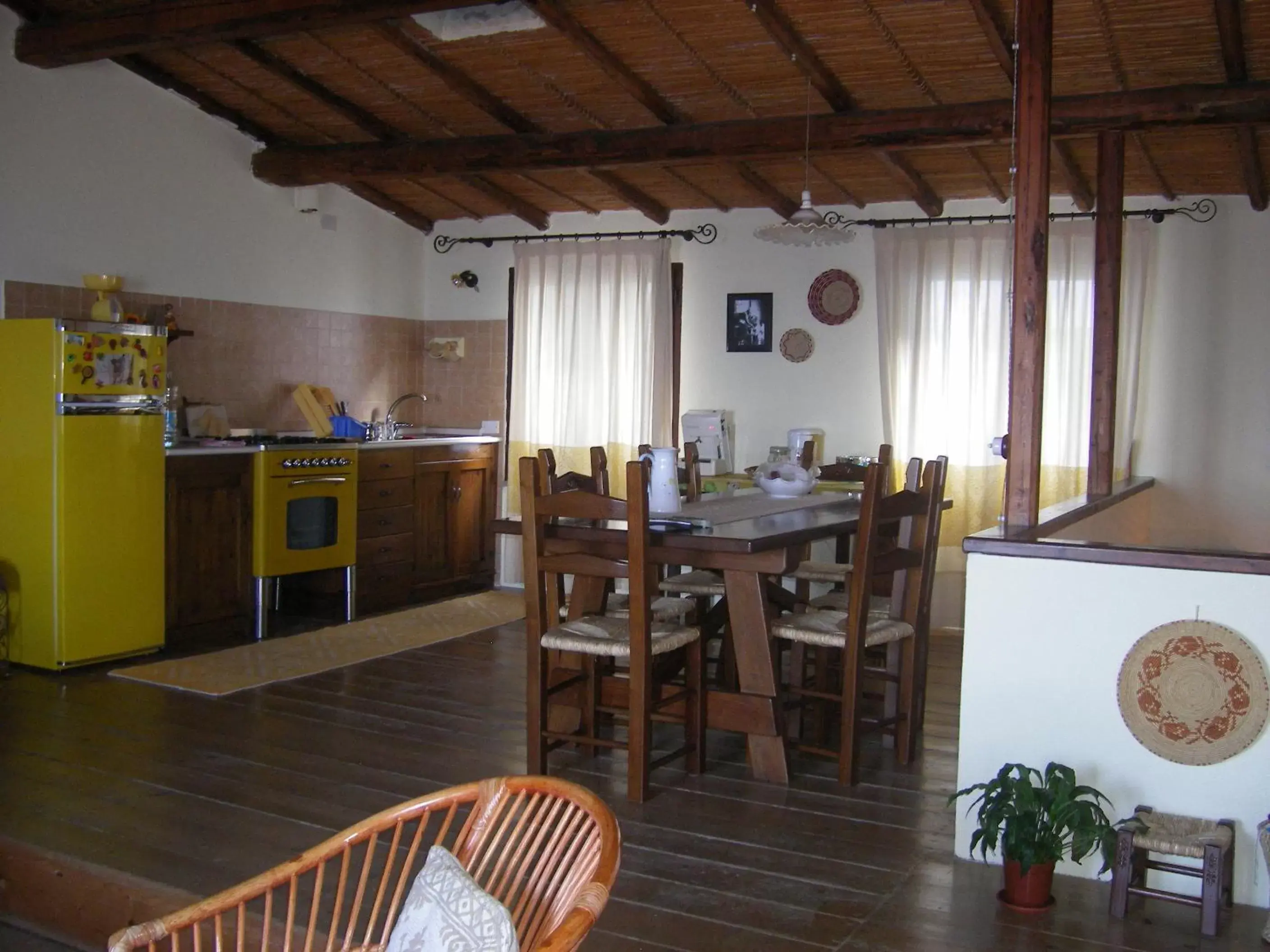 Kitchen or kitchenette, Dining Area in B&B Casa Doria